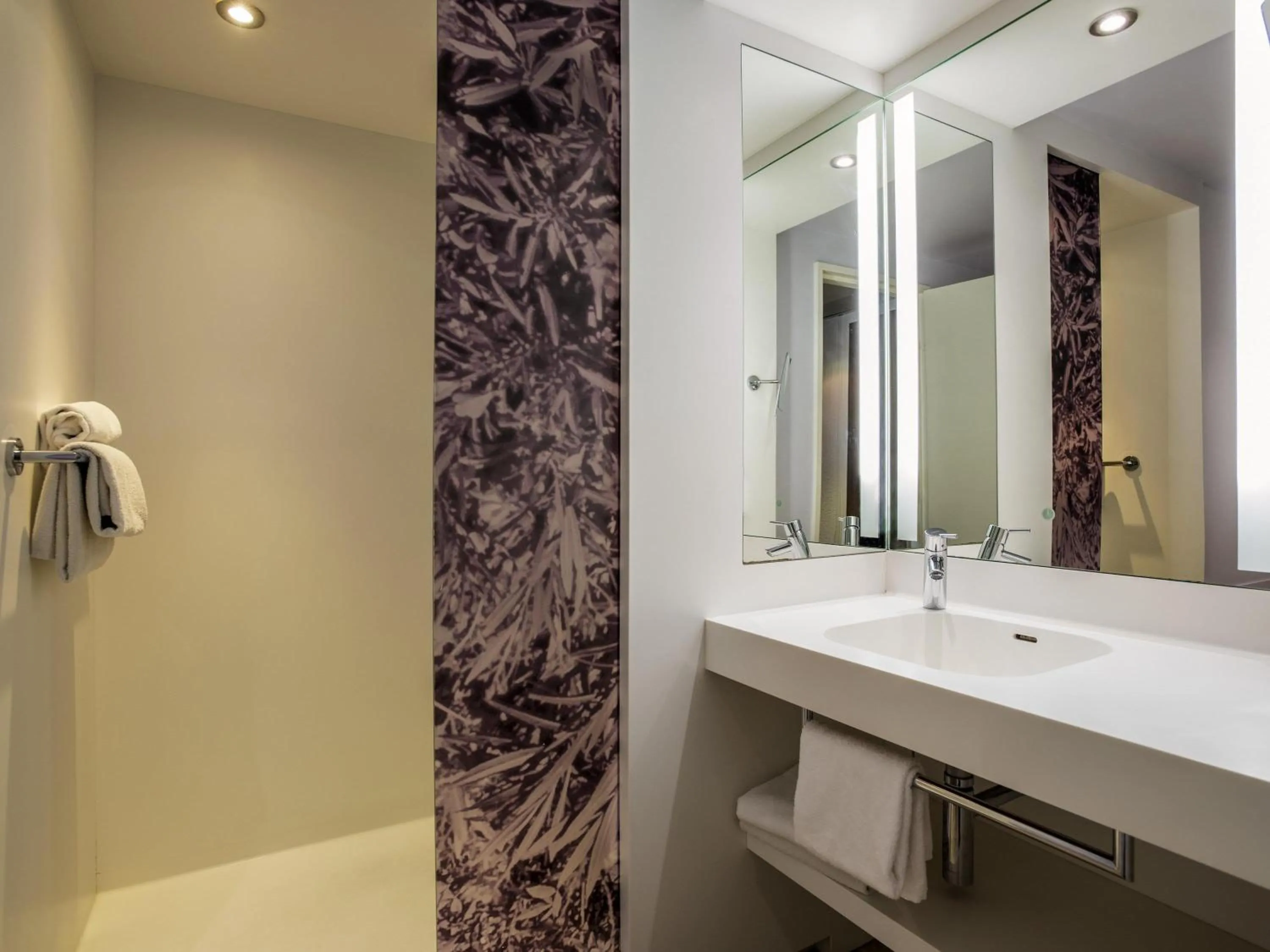 Bedroom in Mercure Marseille Centre Vieux Port