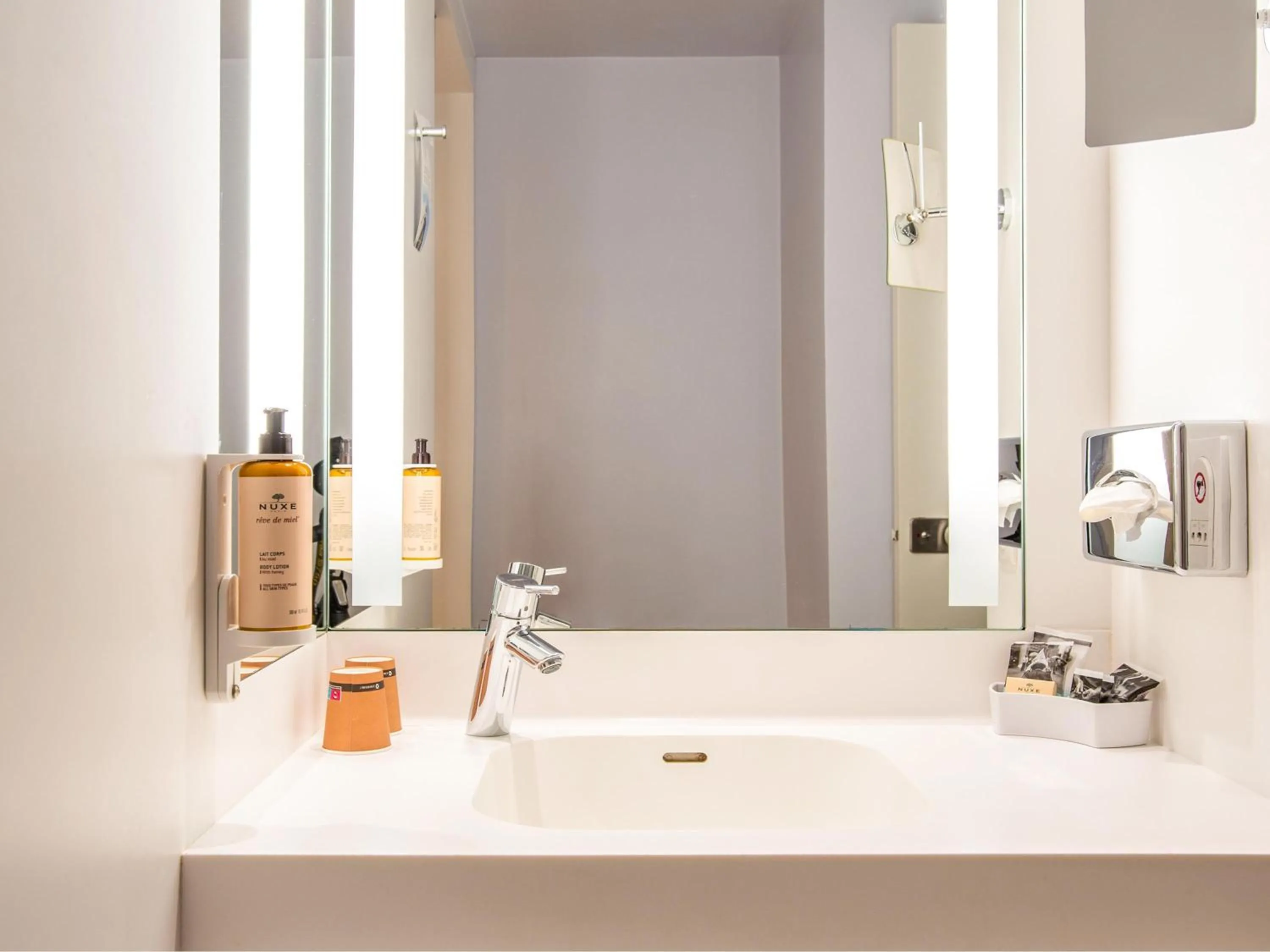 Bedroom in Mercure Marseille Centre Vieux Port