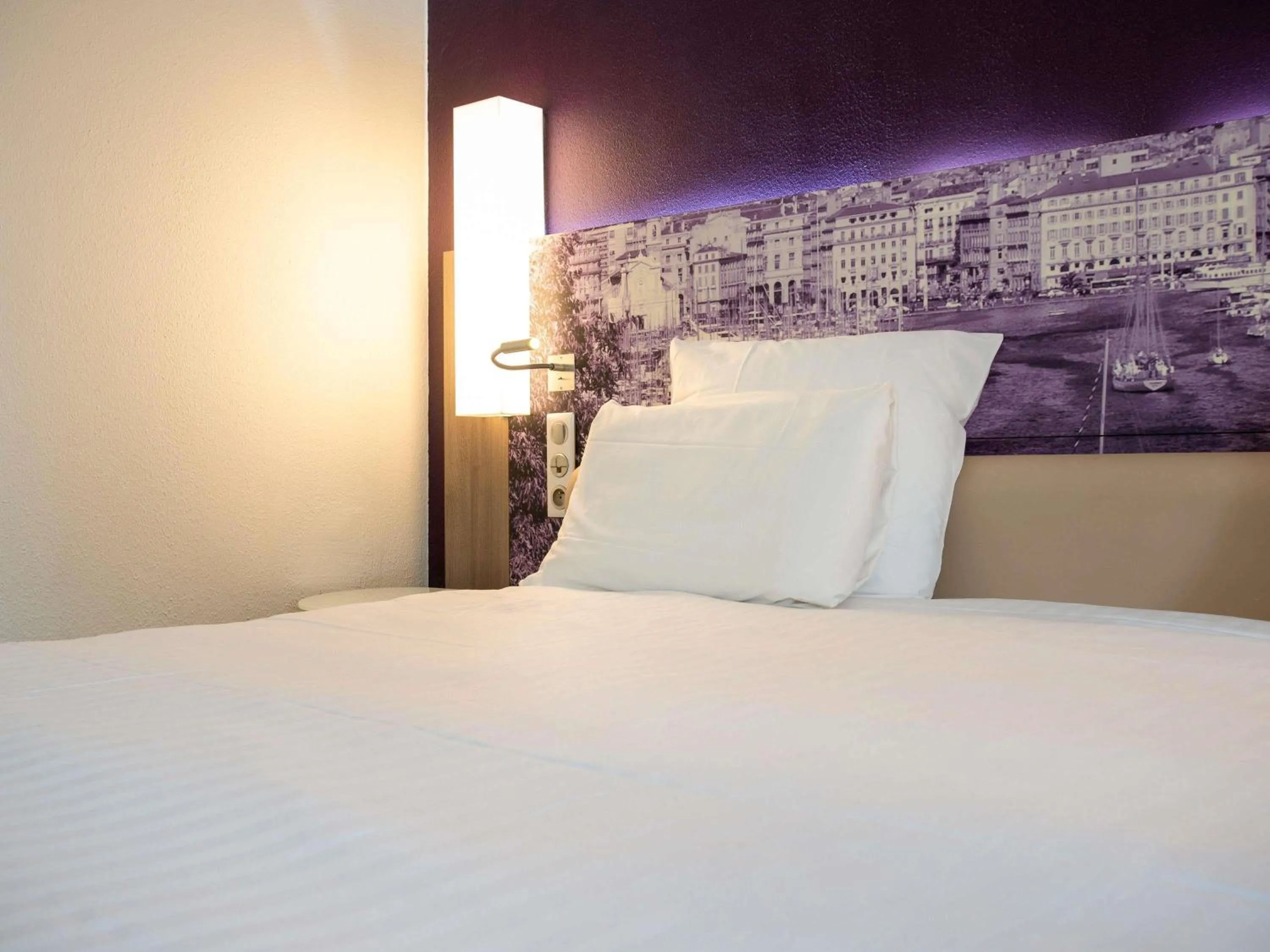 Bedroom, Bed in Mercure Marseille Centre Vieux Port