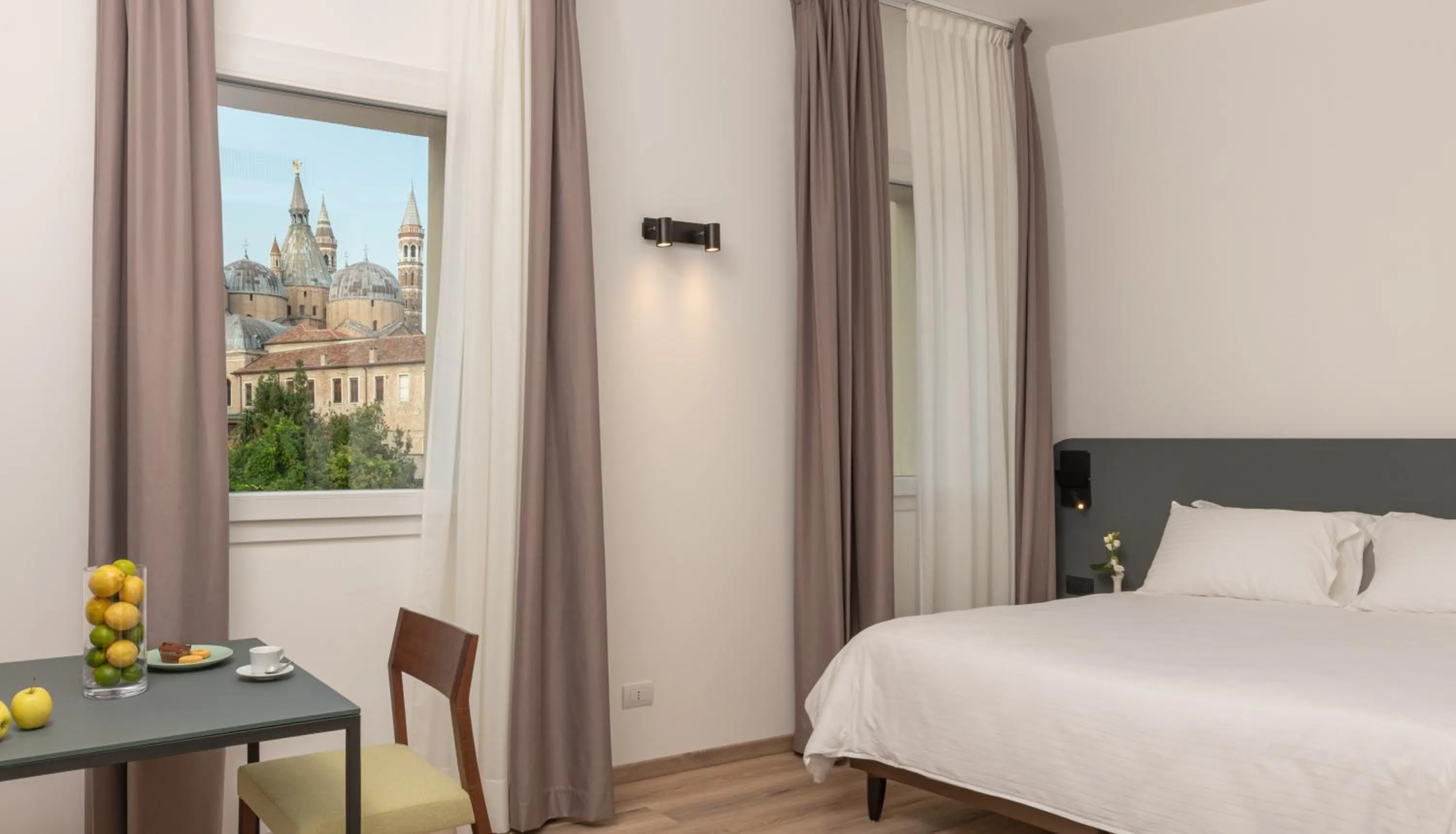 View (from property/room), Bed in Hotel Canton dell'Orto