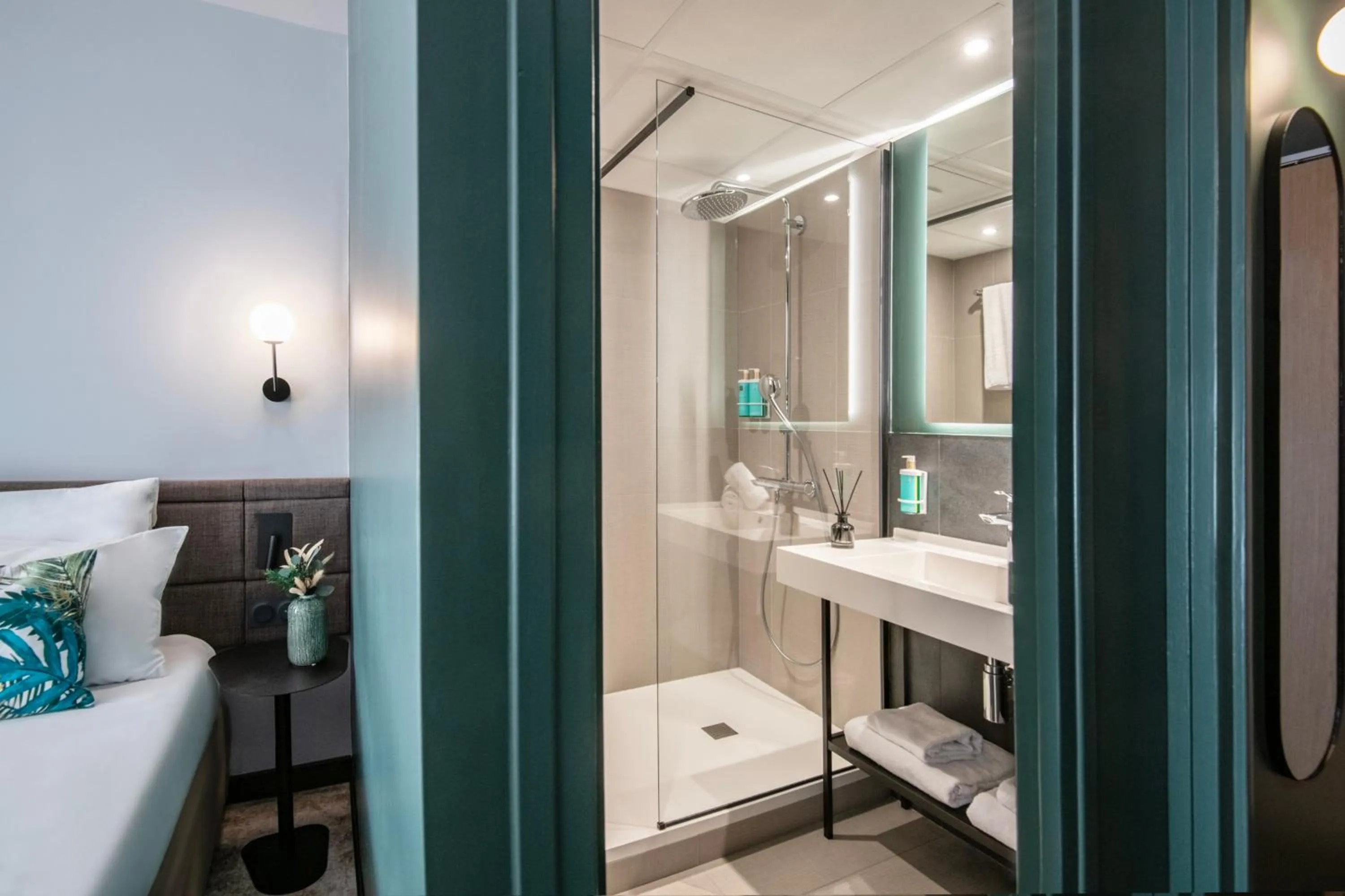 Bathroom, Bed in Novotel Nice Aéroport Cap 3000