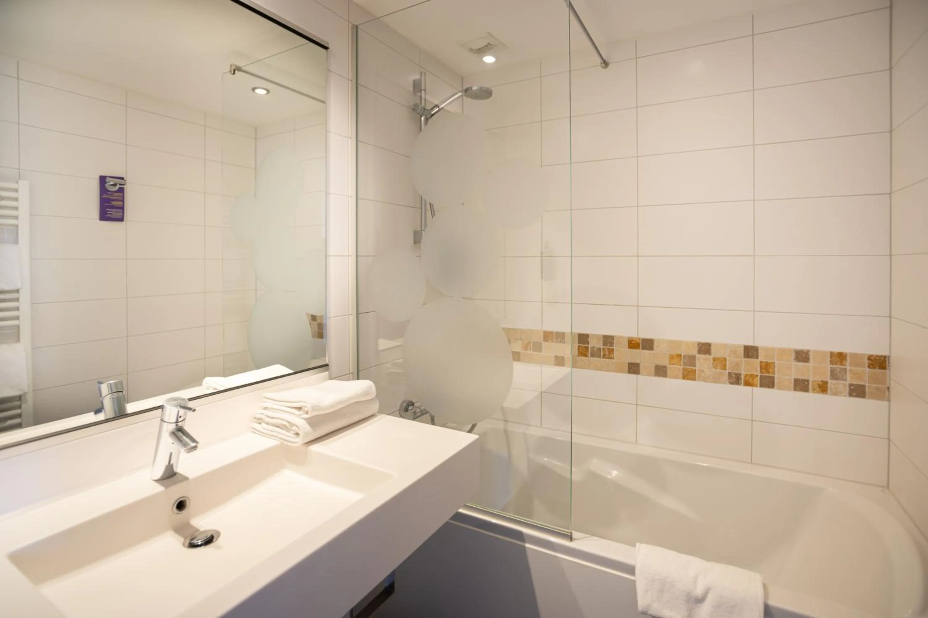 Bathroom in Ibis Styles Colmar Nord
