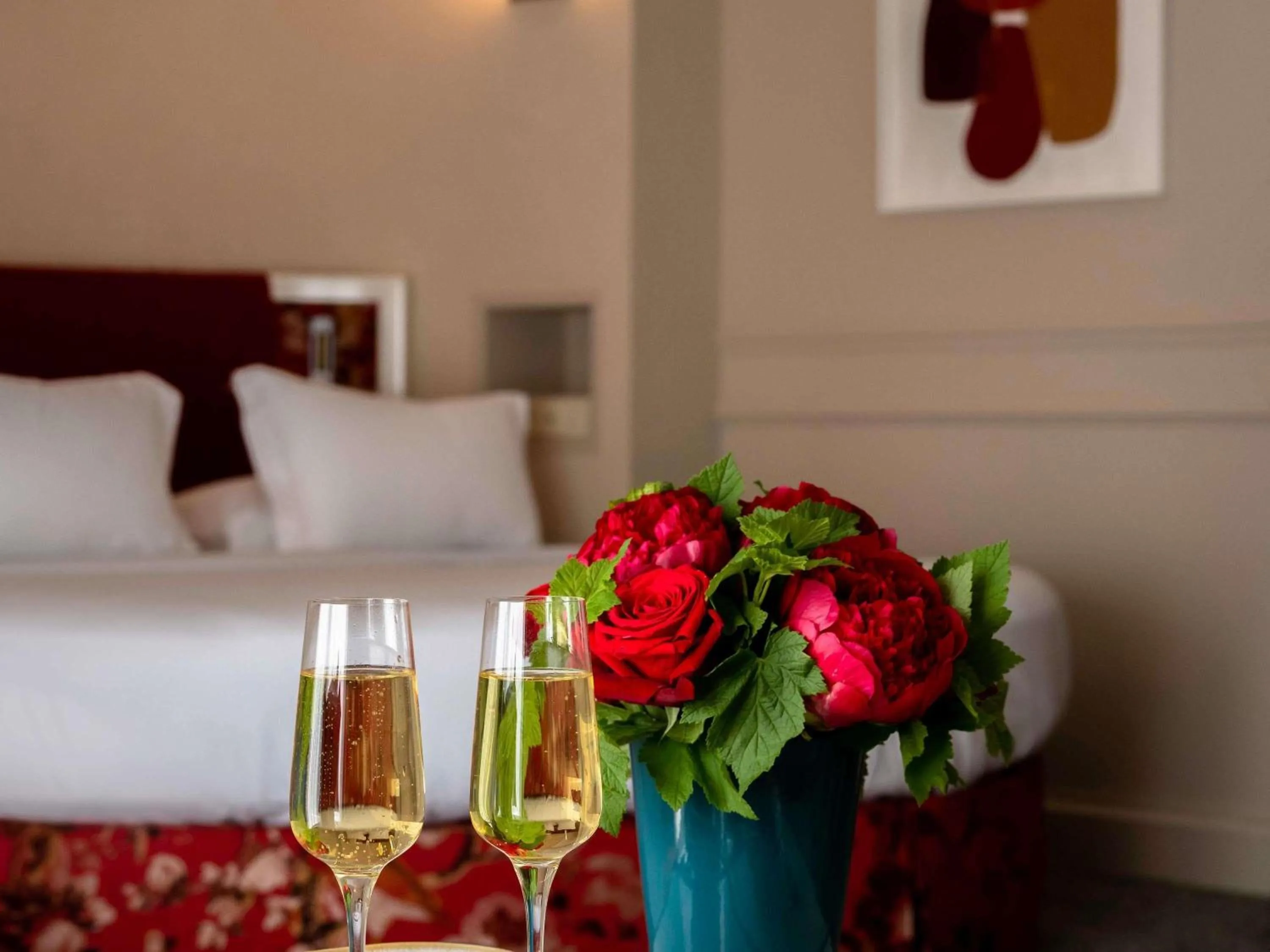 Property building, Bed in Sofitel Le Scribe Paris Opera