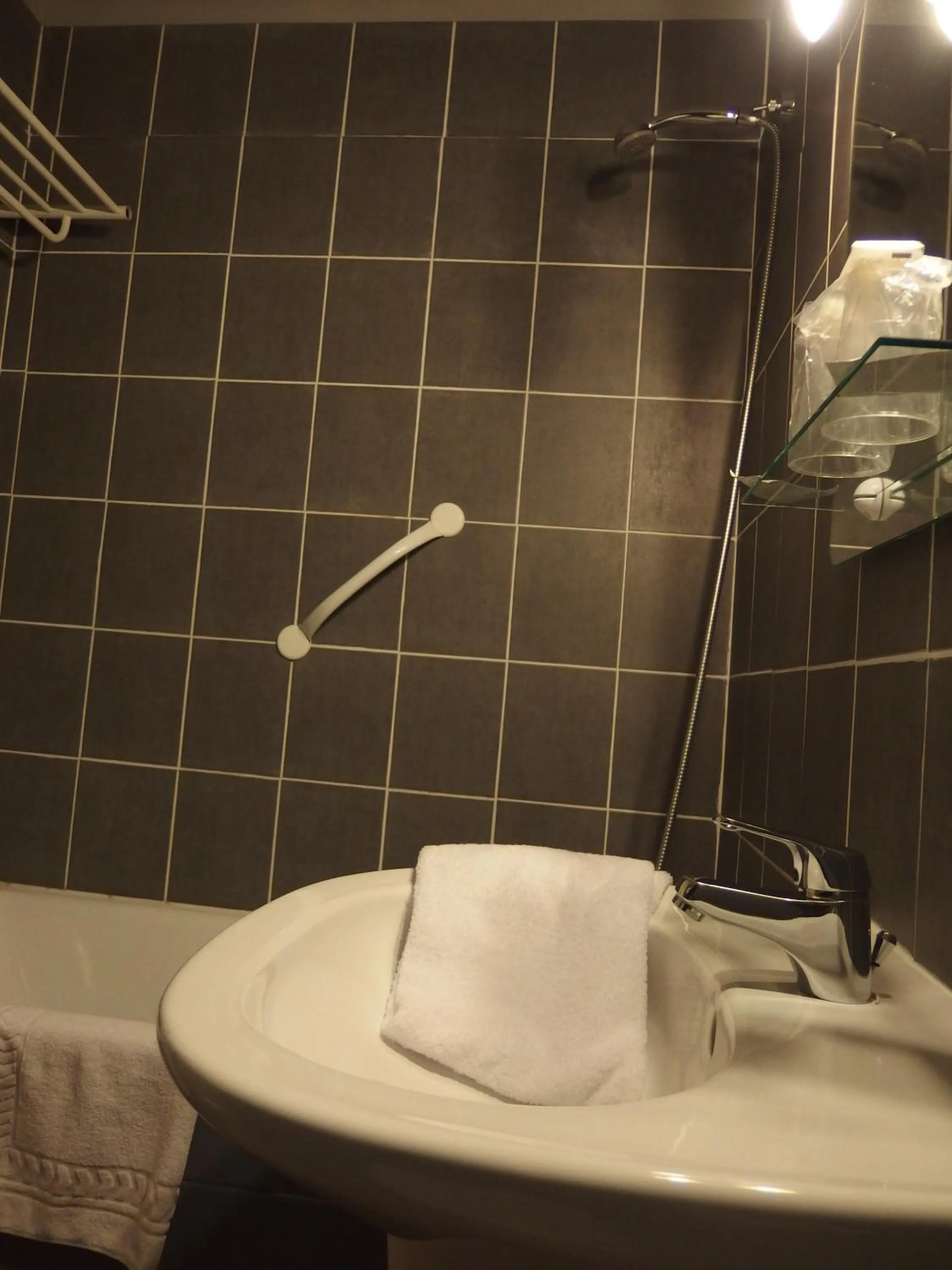 Bathroom in Au Saint Roch - Hôtel et Jardin