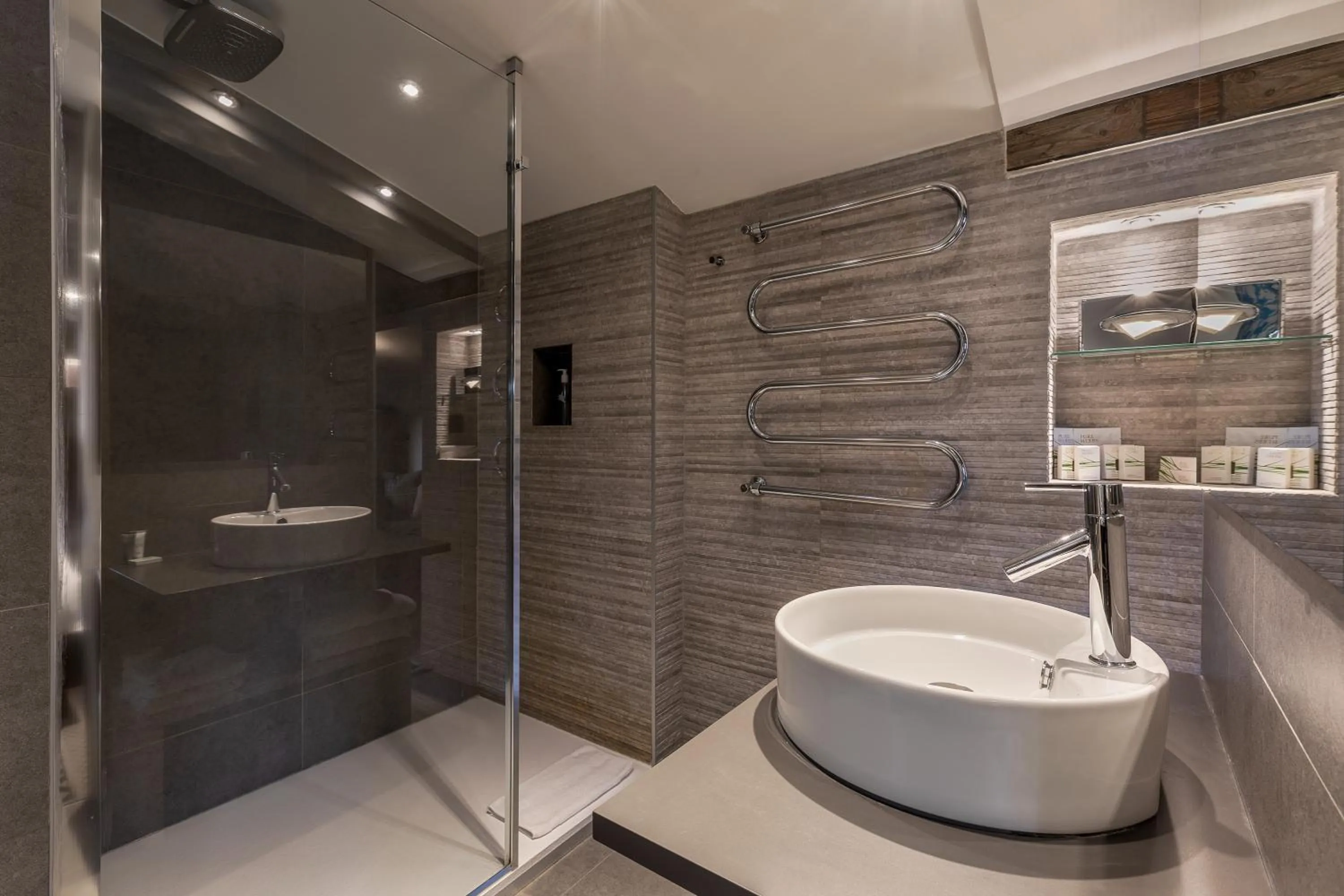 Shower in Chalet Hôtel Le Prieuré & Spa