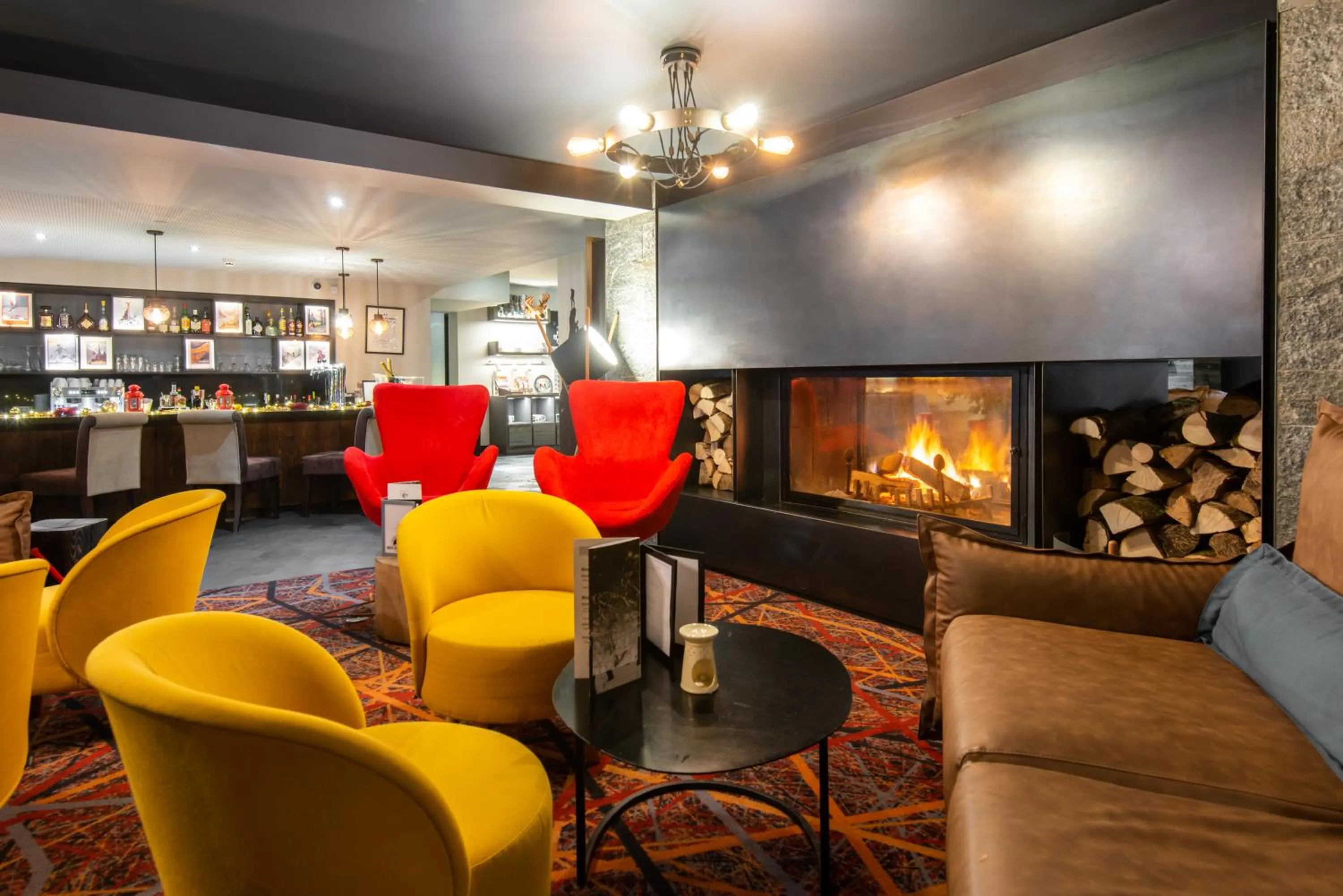 Lounge or bar in Chalet Hôtel Le Prieuré & Spa