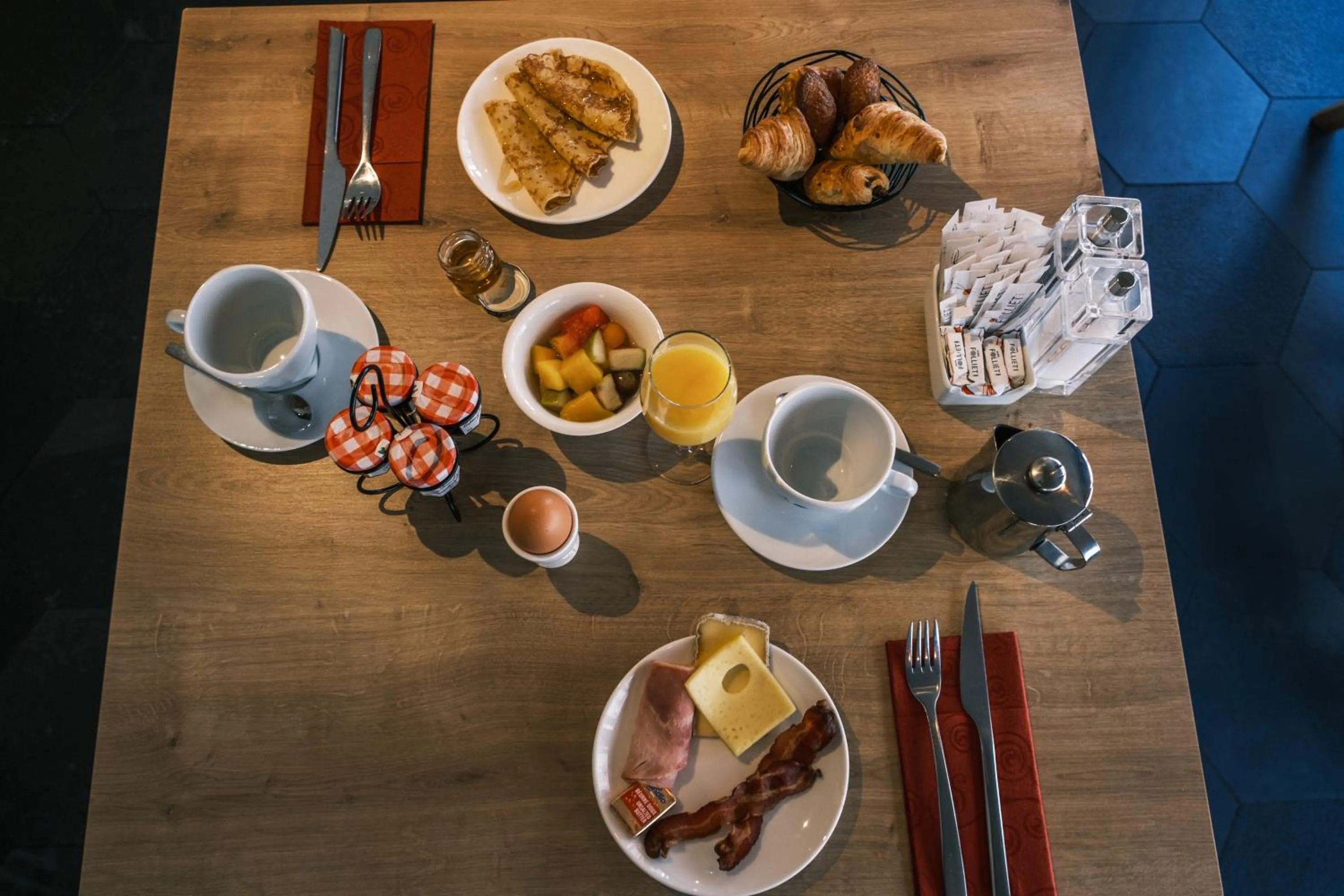 Breakfast in Chalet Hôtel Le Prieuré & Spa