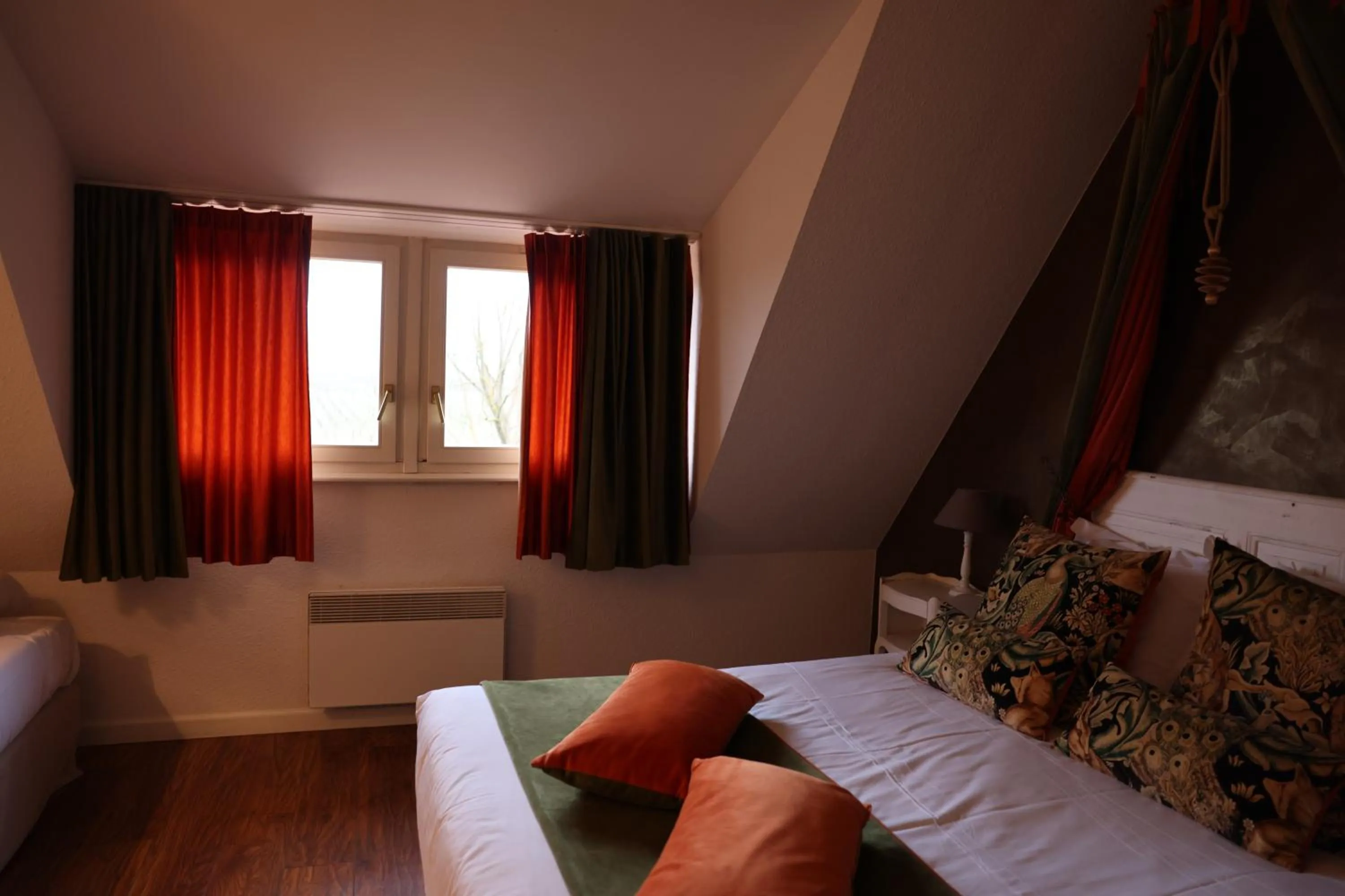 Bed in Hôtel Restaurant Verger des Châteaux, The Originals Relais, proche Sélestat