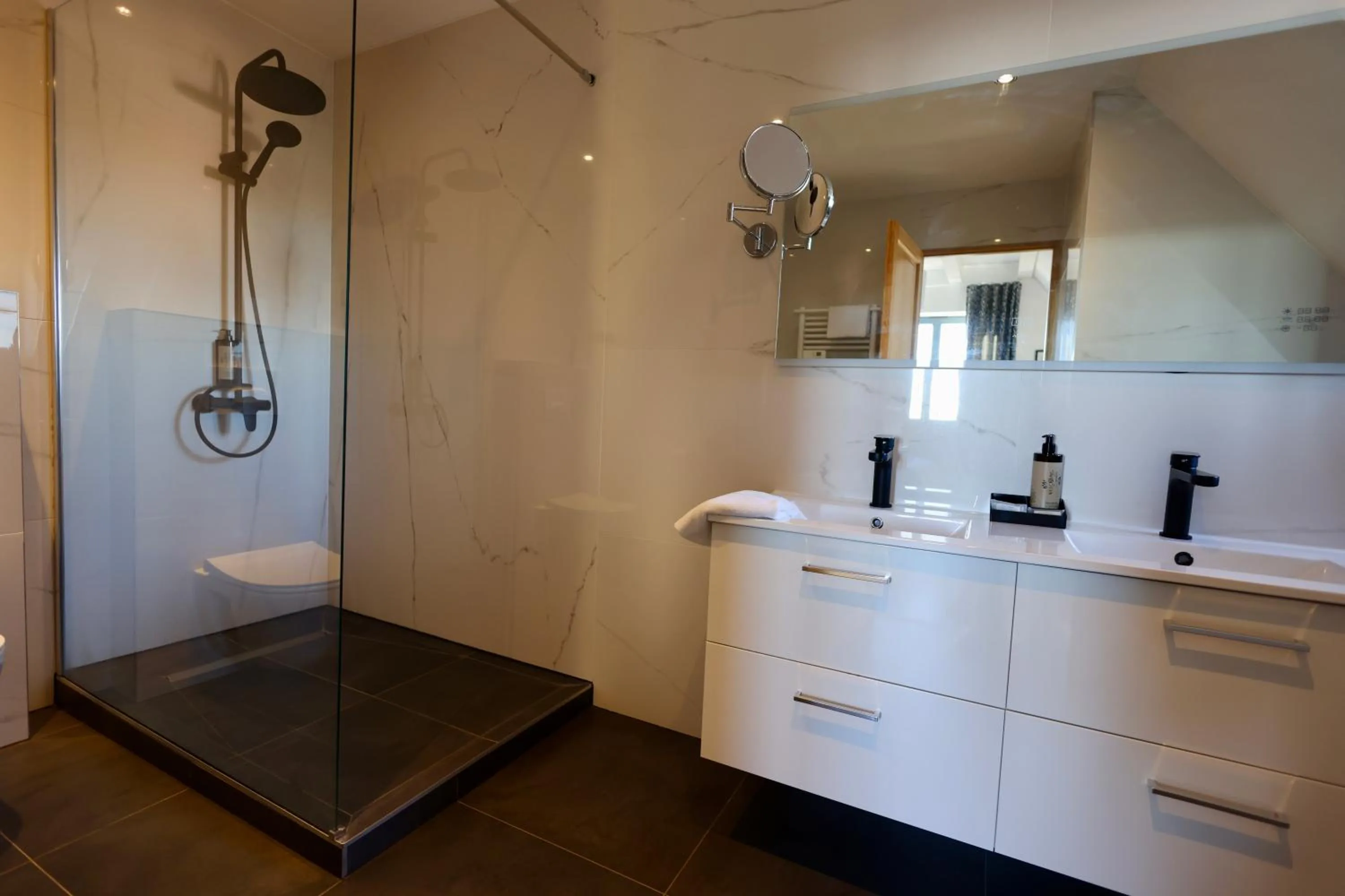 Shower in Hôtel Restaurant Verger des Châteaux, The Originals Relais, proche Sélestat