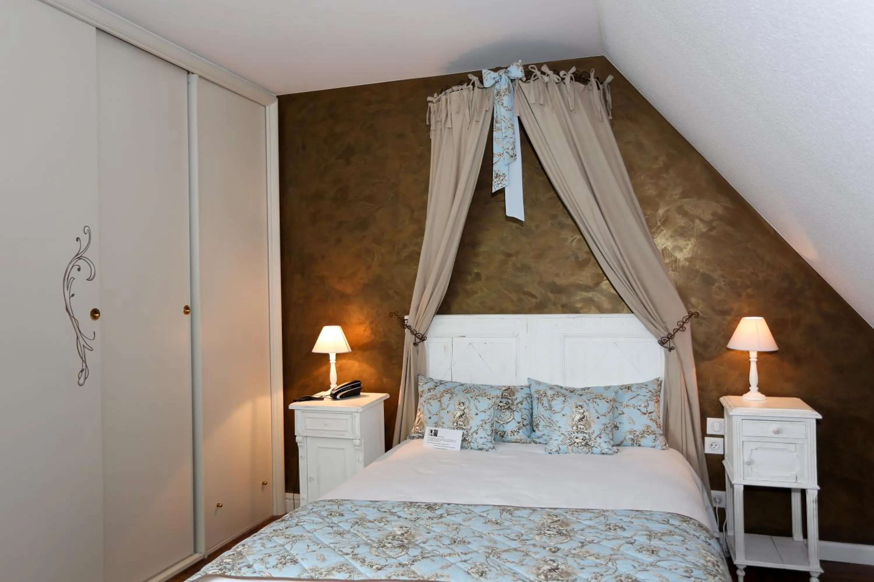 Bed in Hôtel Restaurant Verger des Châteaux, The Originals Relais, proche Sélestat