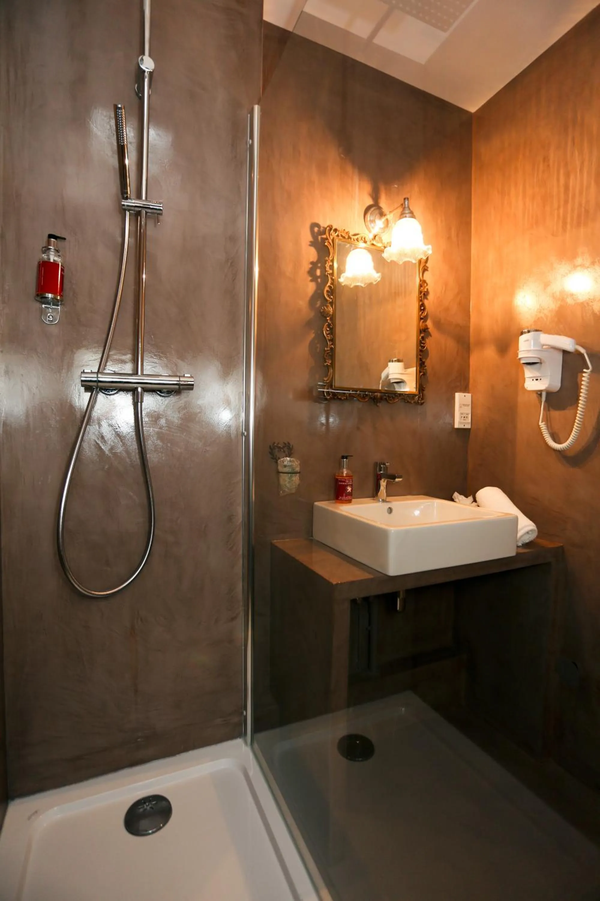 Bathroom in Hôtel Restaurant Verger des Châteaux, The Originals Relais, proche Sélestat