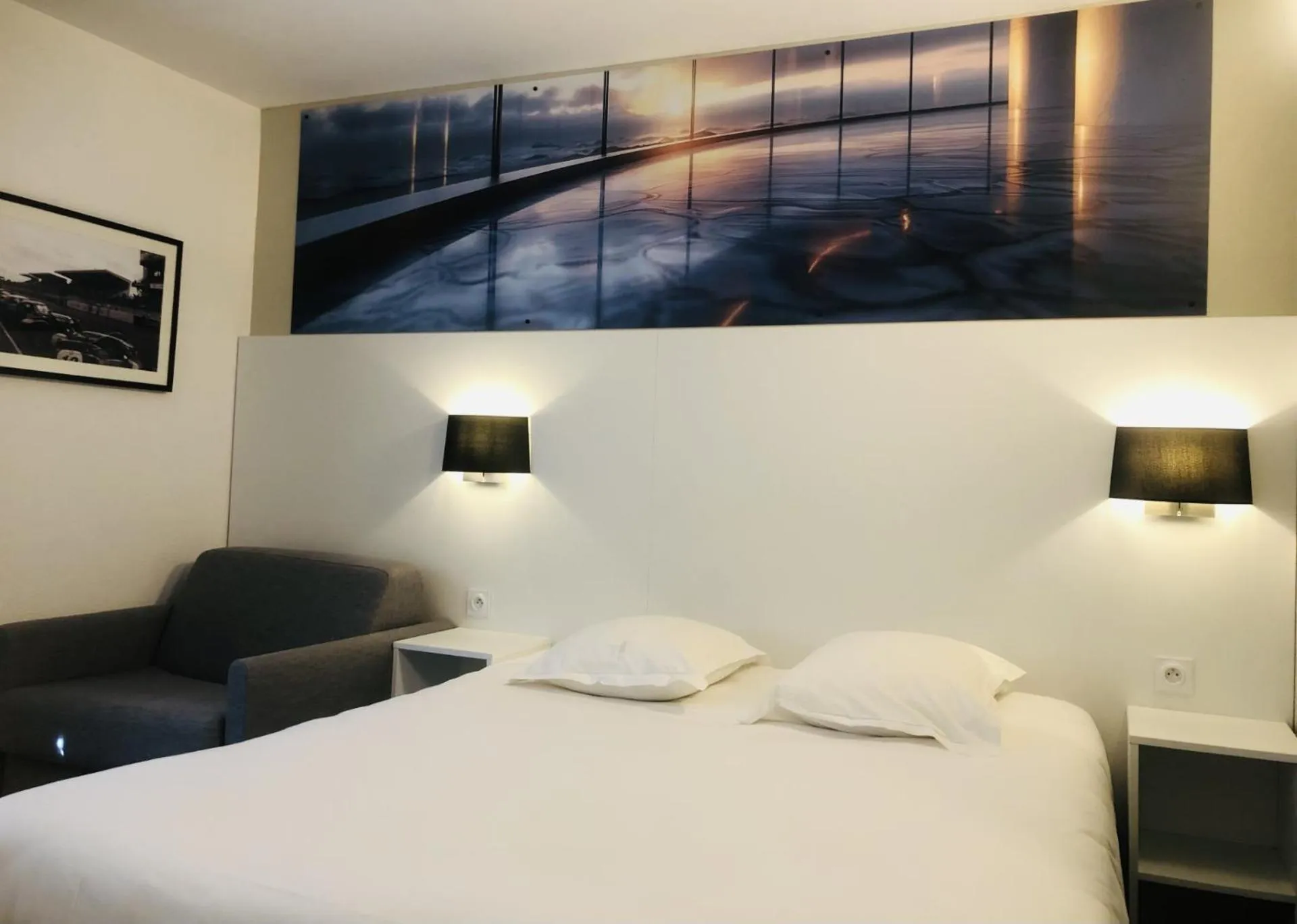 Photo of the whole room, Bed in Hotel The Originals Bernay Acropole