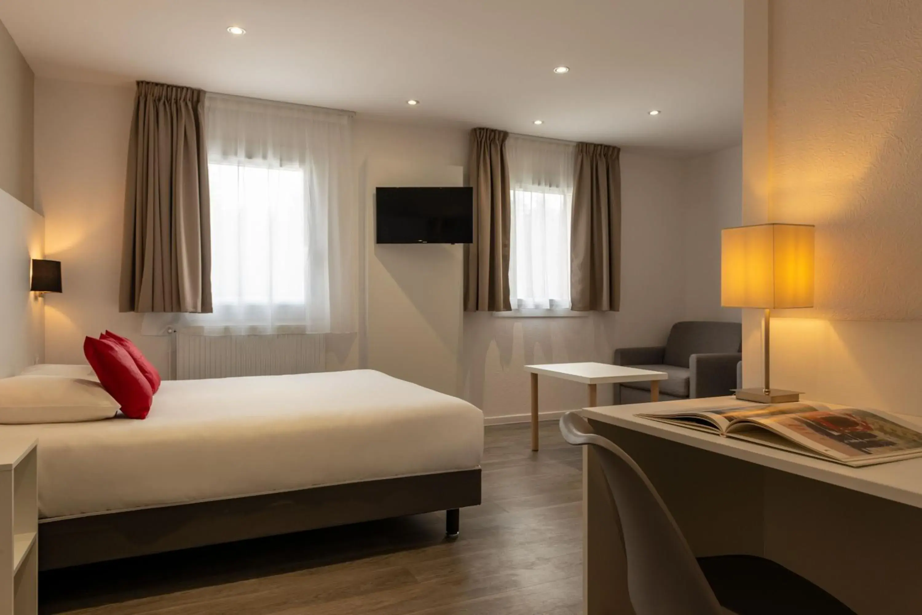 Family Room in Hotel The Originals Bernay Acropole Family Room in Hotel The Originals Bernay Acropole