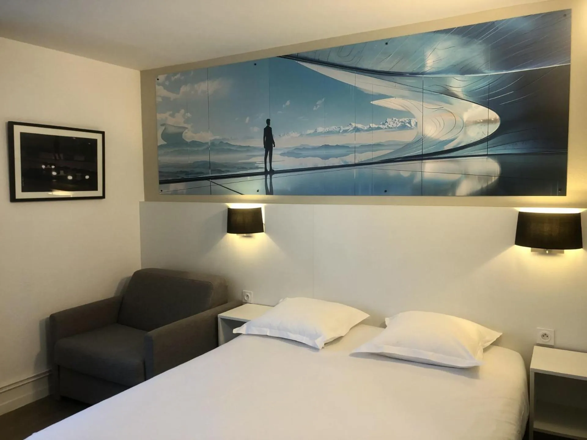 Photo of the whole room, Bed in Hotel The Originals Bernay Acropole