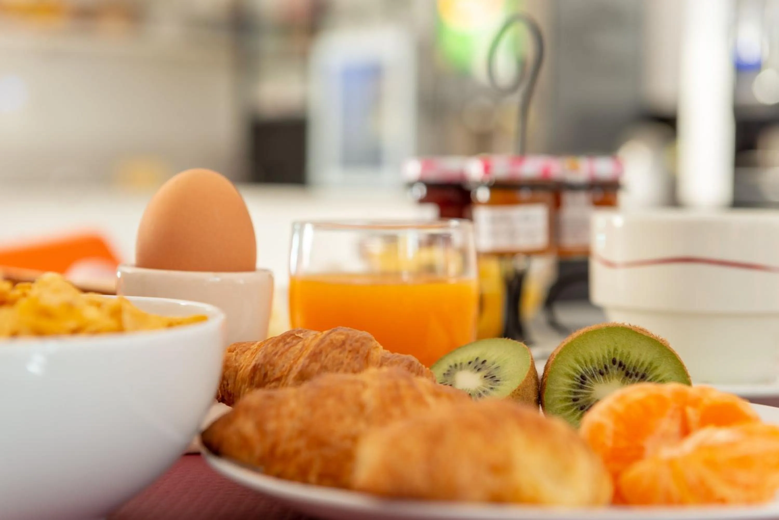 Breakfast in Hotel The Originals Bernay Acropole