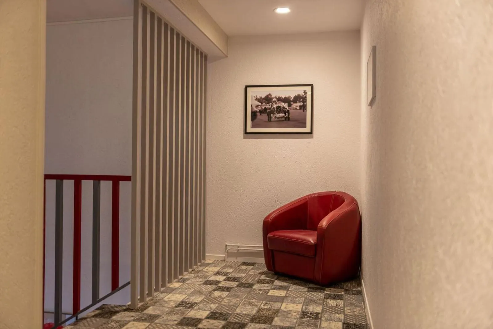 Seating area in Hotel The Originals Bernay Acropole