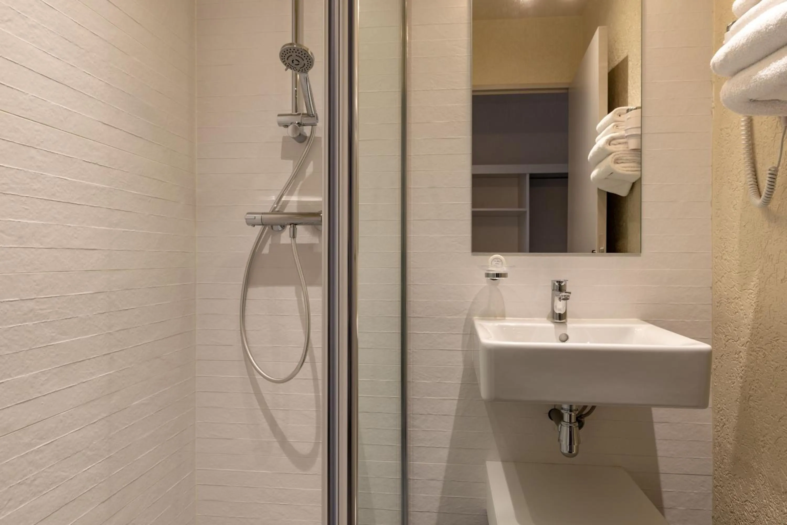 Bathroom in Hotel The Originals Bernay Acropole