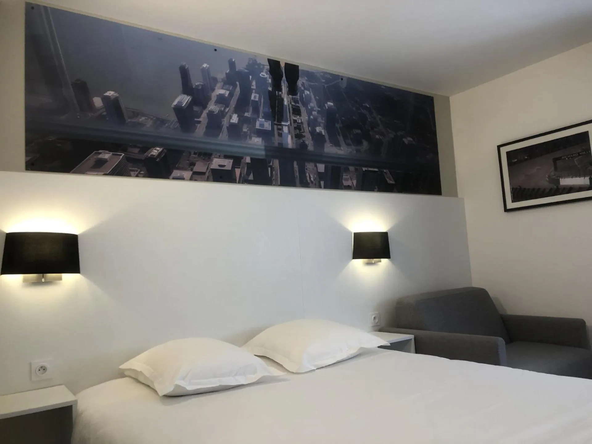 Bedroom, Bed in Hotel The Originals Bernay Acropole