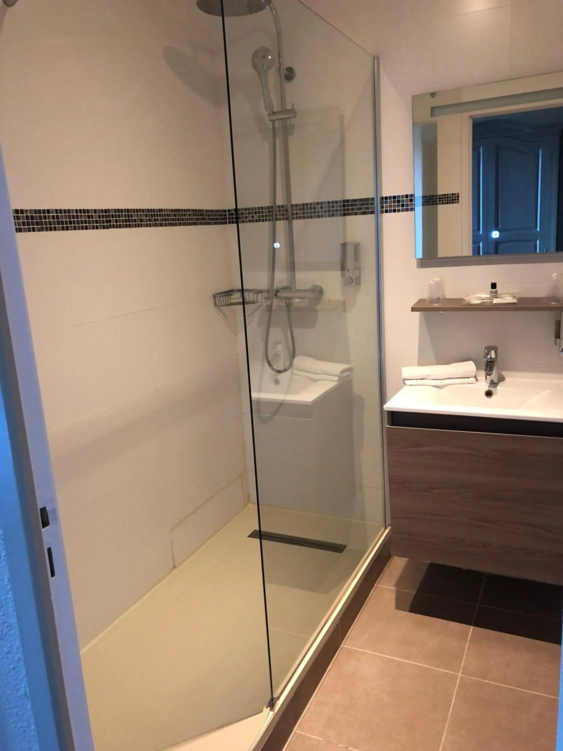 Bathroom in The Originals City, Hôtel La Cour Carrée, EU