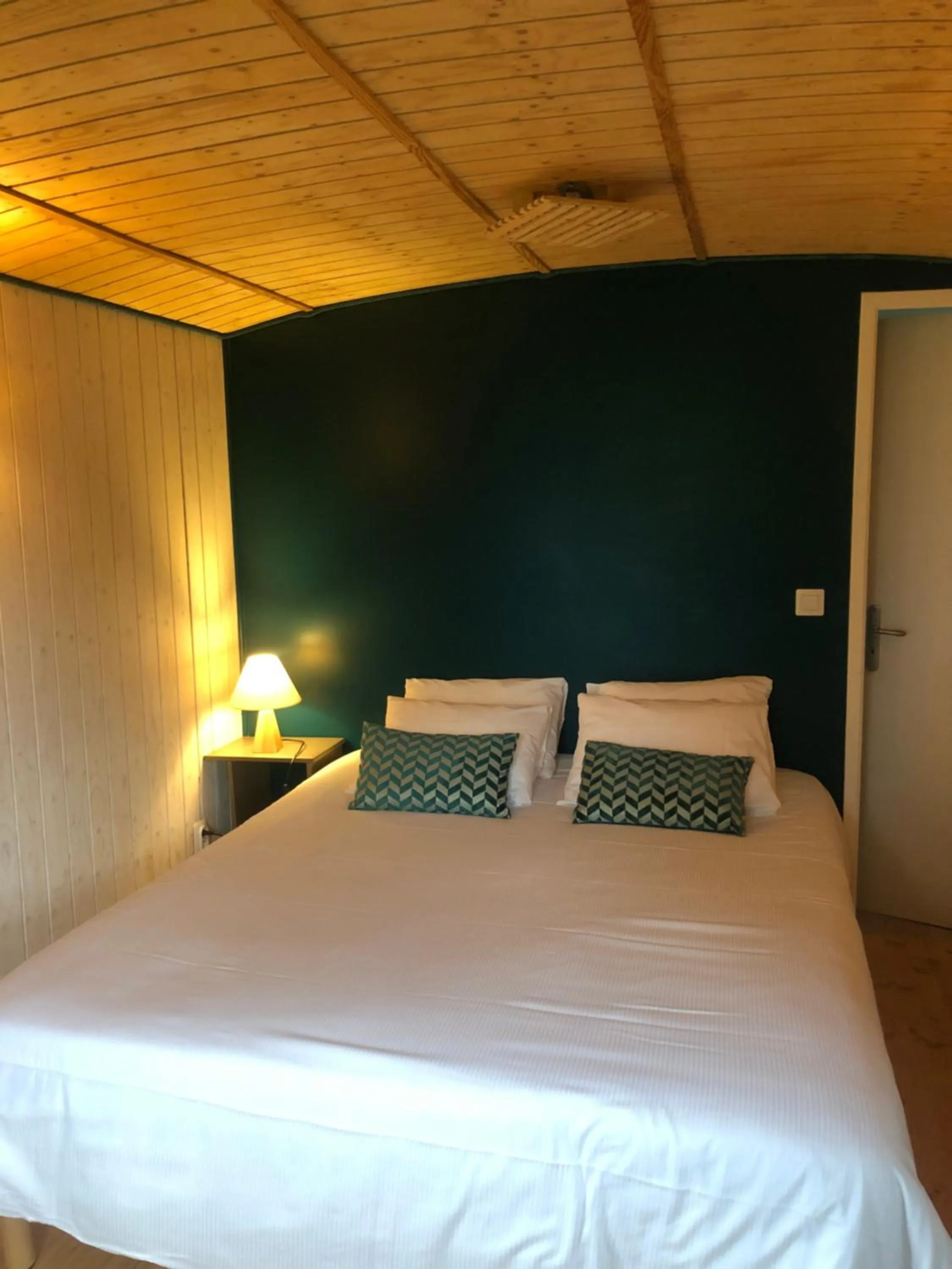 Bed in The Originals City, Hôtel La Cour Carrée, EU