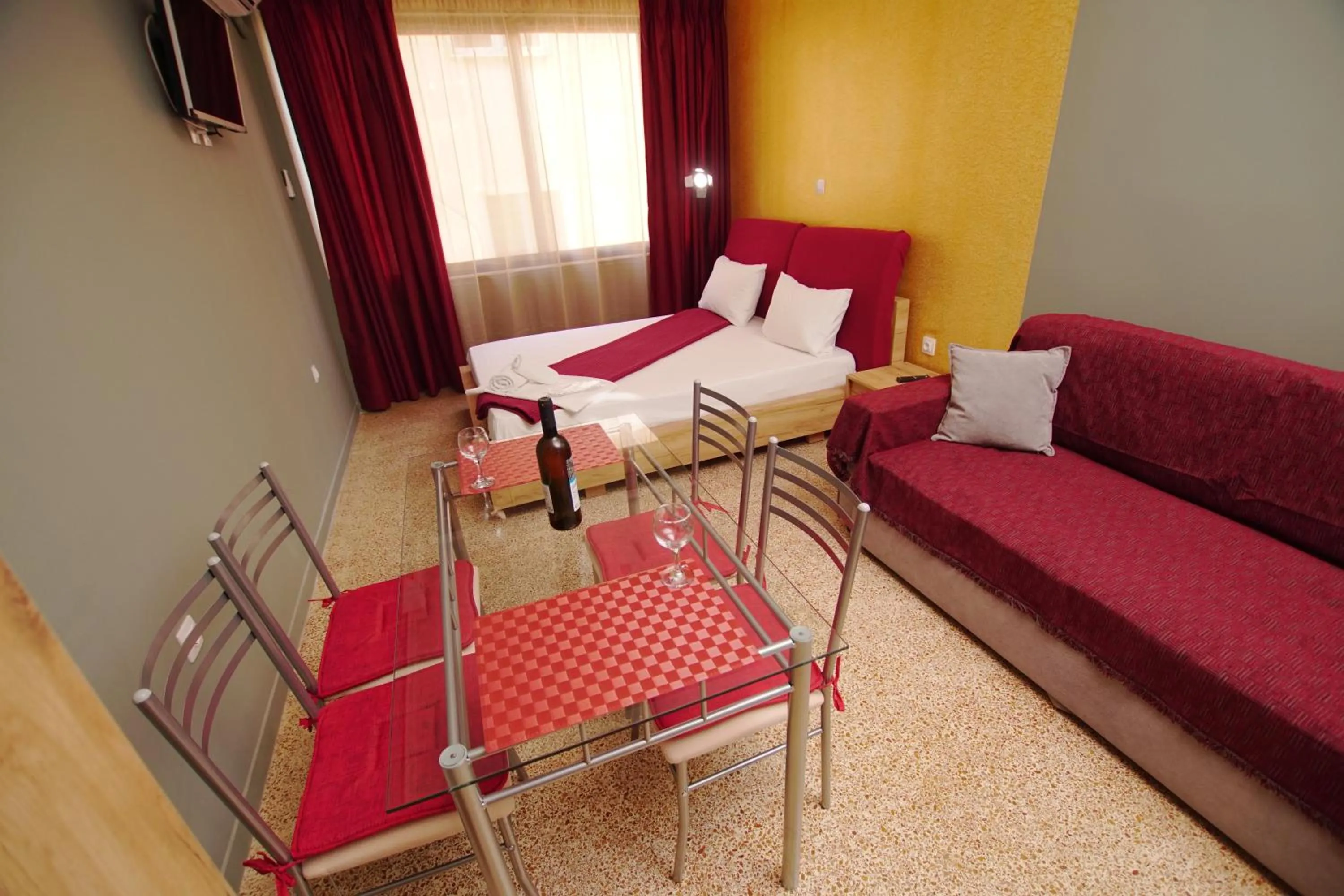 Photo of the whole room in Day in Athens