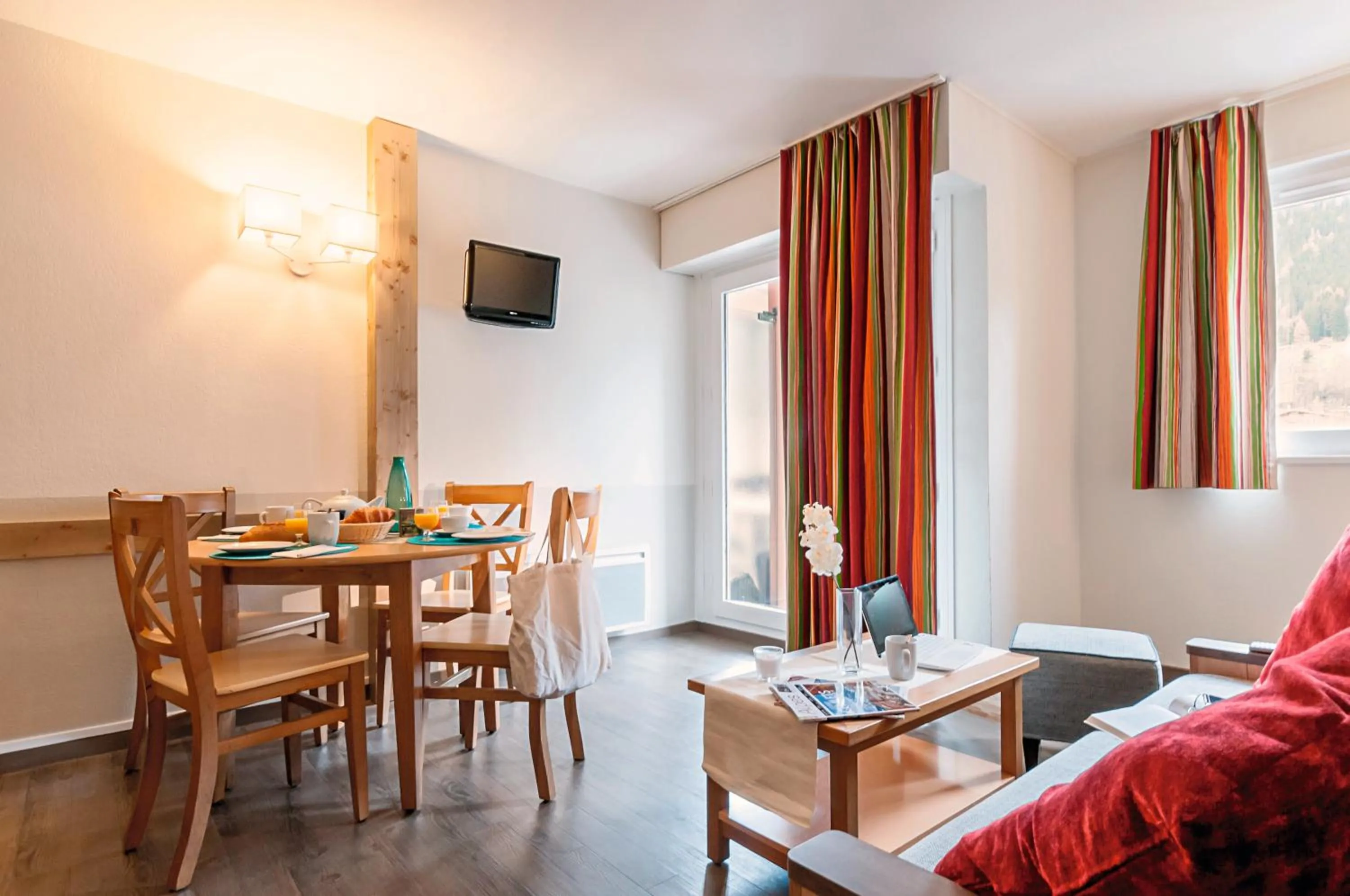 Communal lounge/ TV room in Résidence Pierre & Vacances La Rivière