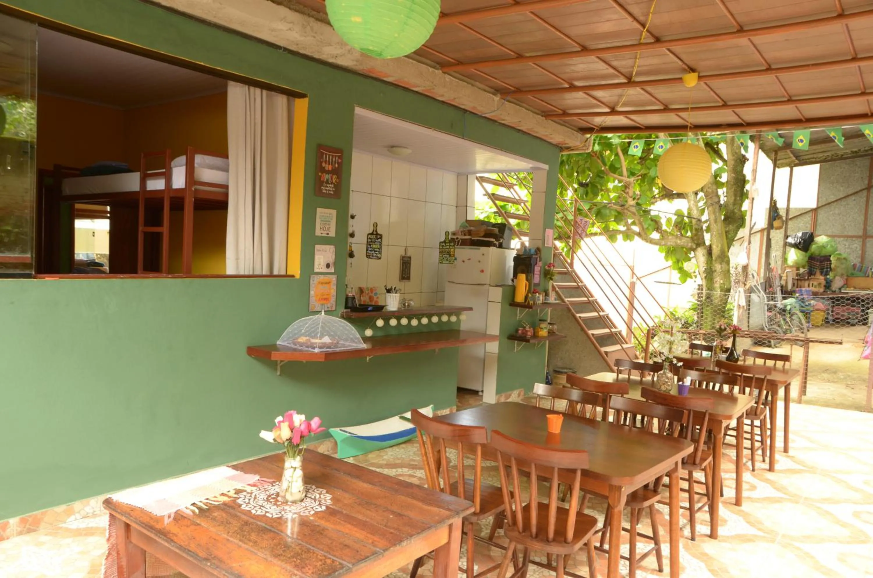 Communal kitchen in Hostel MPB Ilha Grande