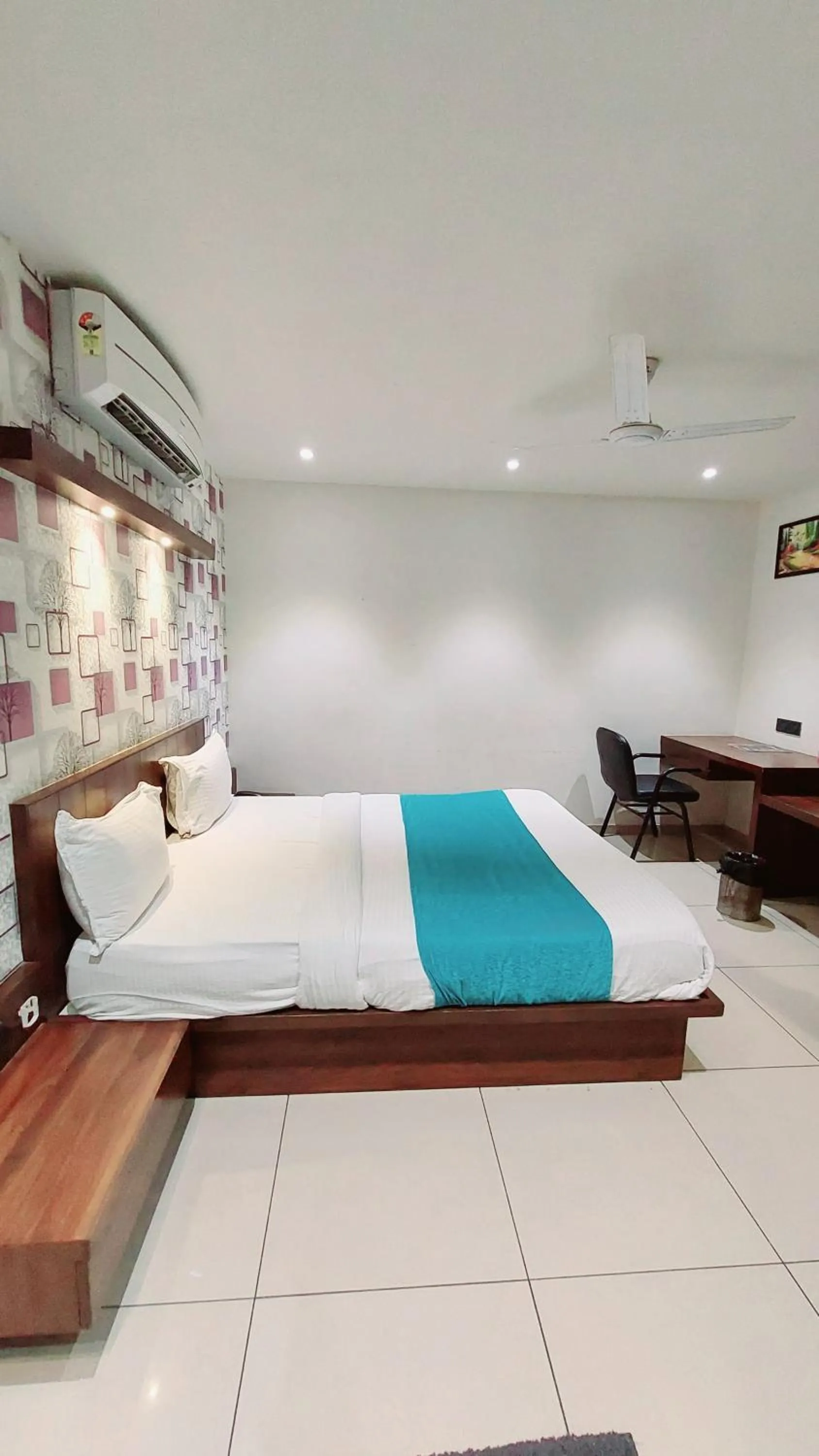 Bedroom, Bed in Hotel Sparsh Inn - Chandkheda