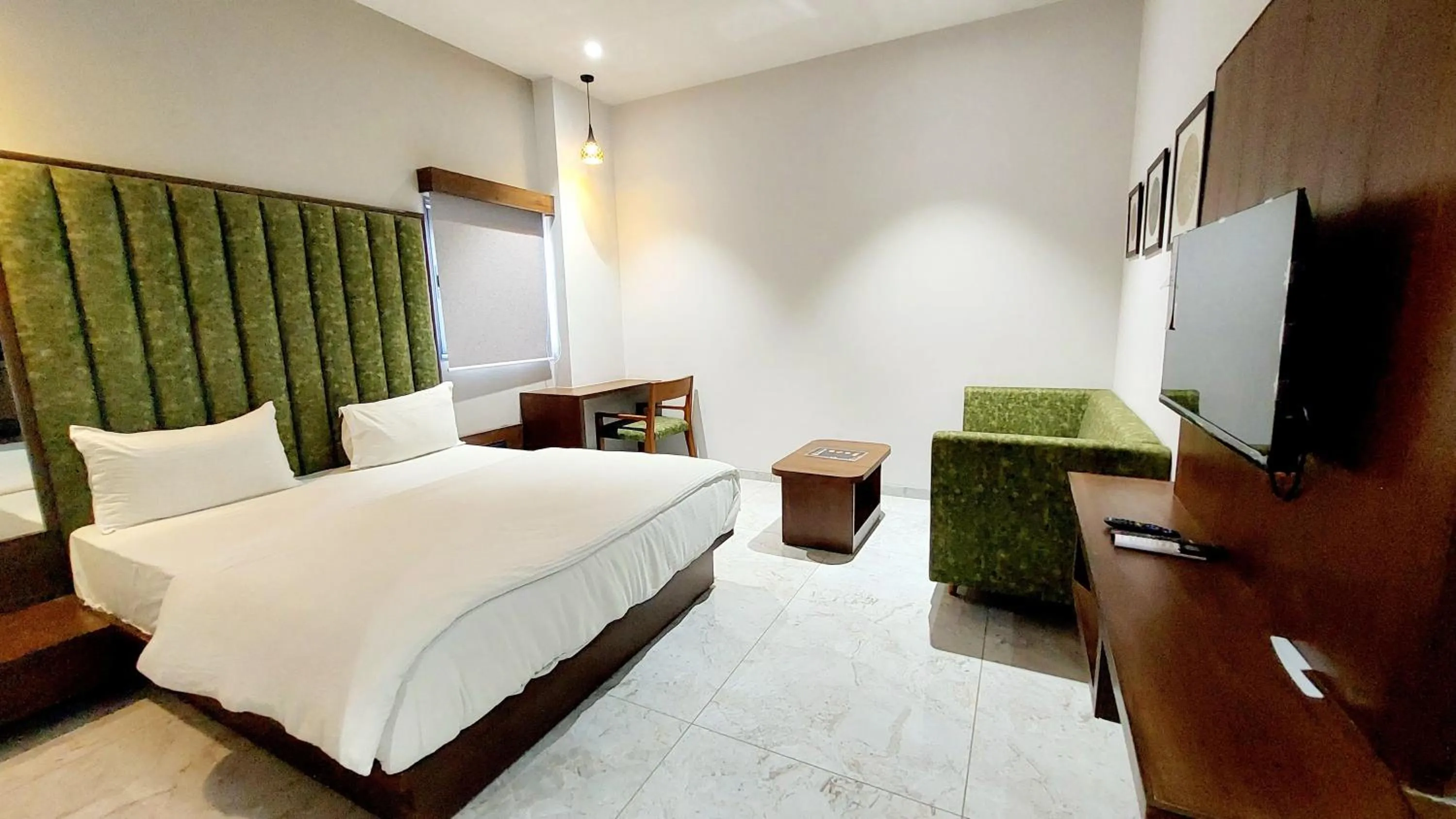 Bedroom, Bed in Hotel Sparsh Inn - Chandkheda
