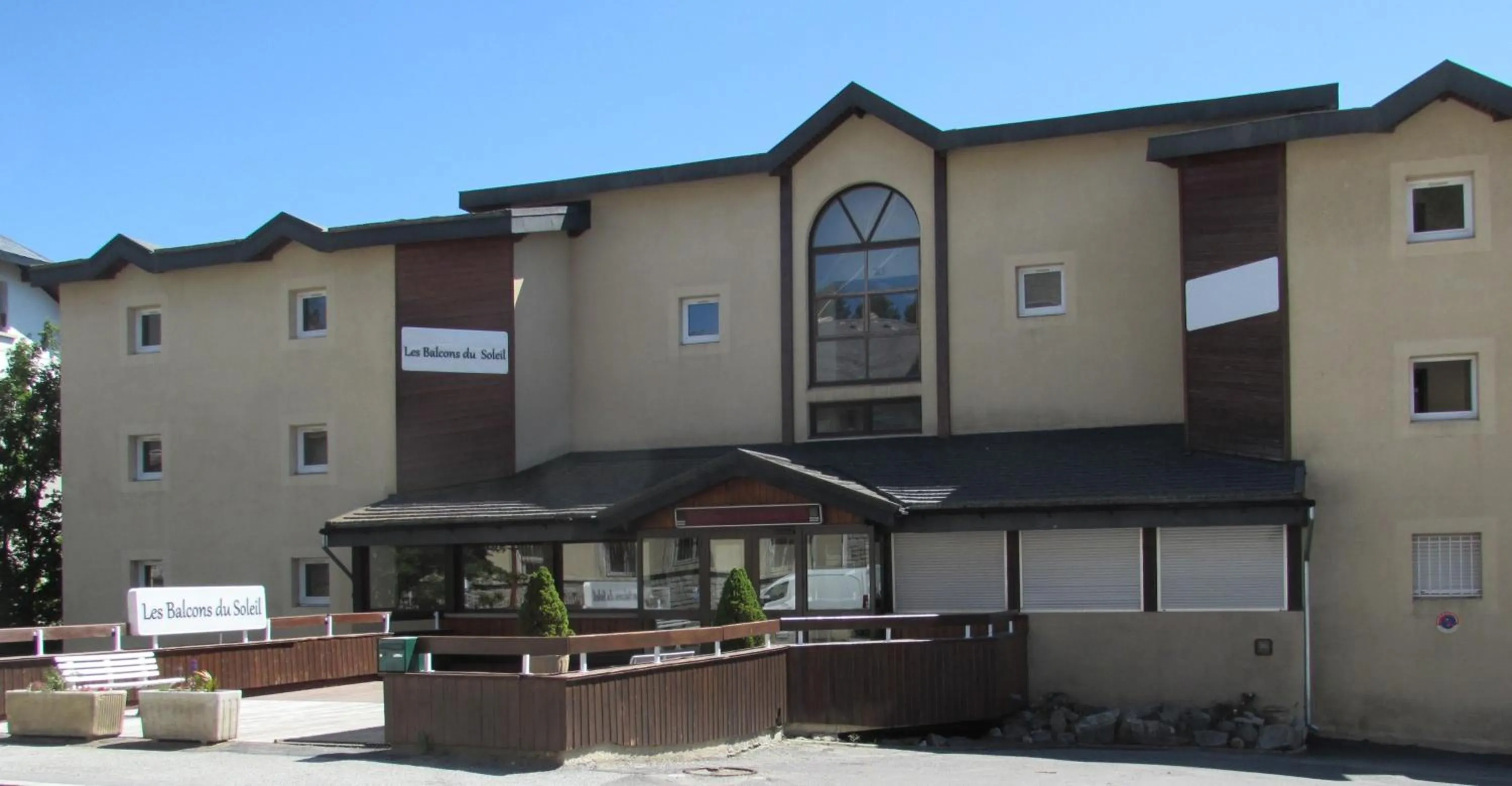 Facade/entrance in Les Balcons Du Soleil
