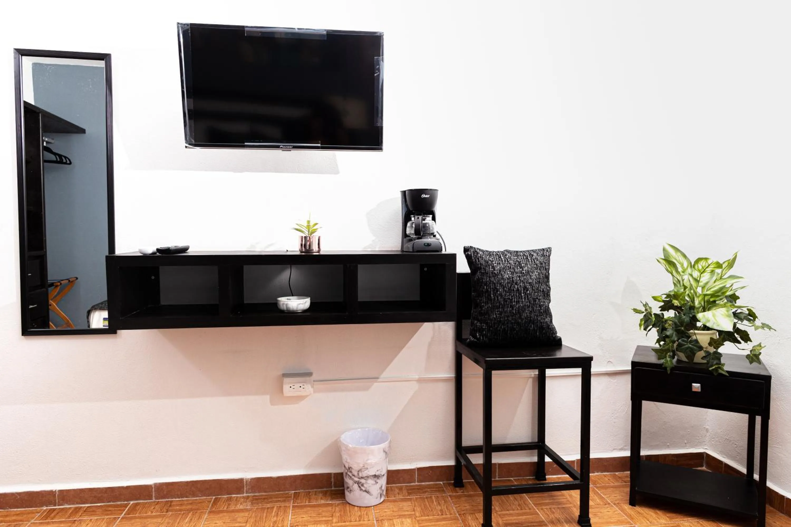 TV and multimedia in Santa Fe Studios And Suites