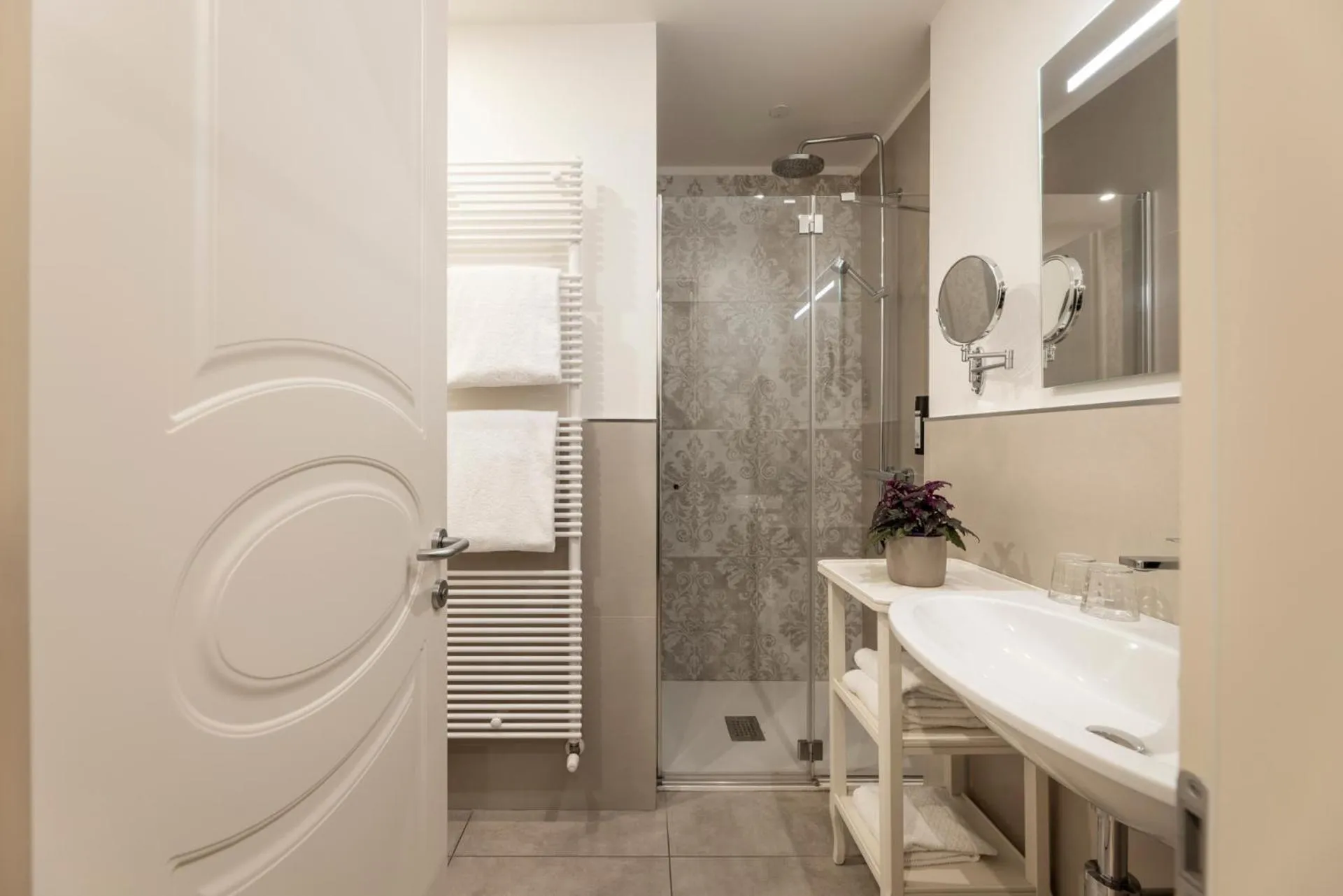 Shower in Hotel La Caporala