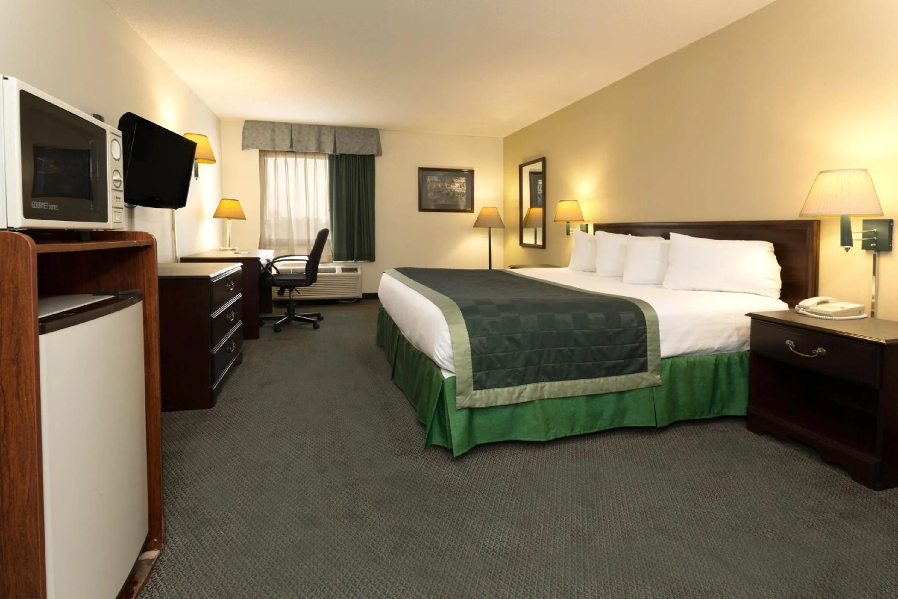 Photo of the whole room, Bed in Baymont by Wyndham Mason