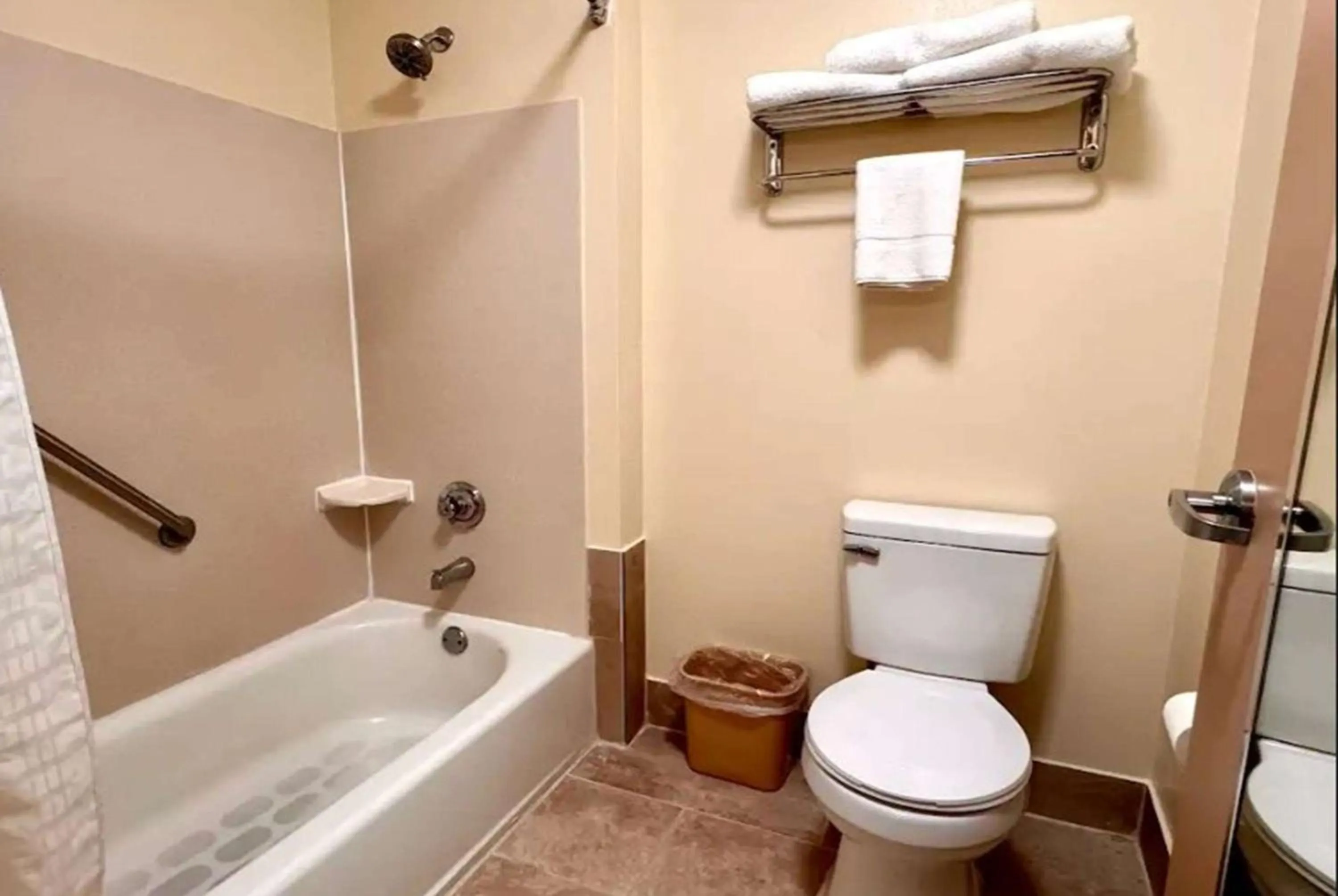 TV and multimedia in Baymont by Wyndham Mason