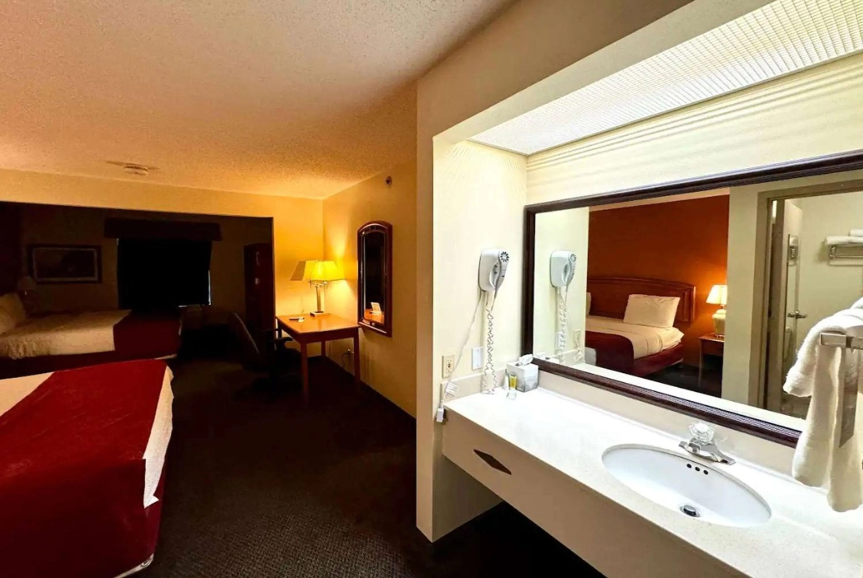 Photo of the whole room, Bed in Baymont by Wyndham Mason