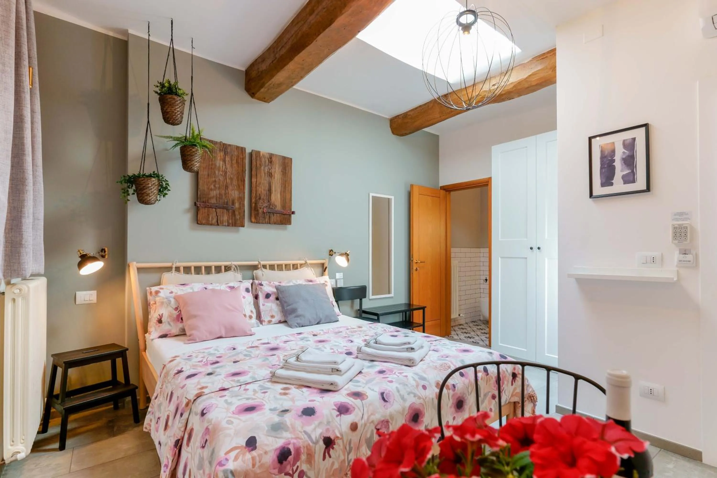 Photo of the whole room, Bed in B&B Il Viaggio Bologna