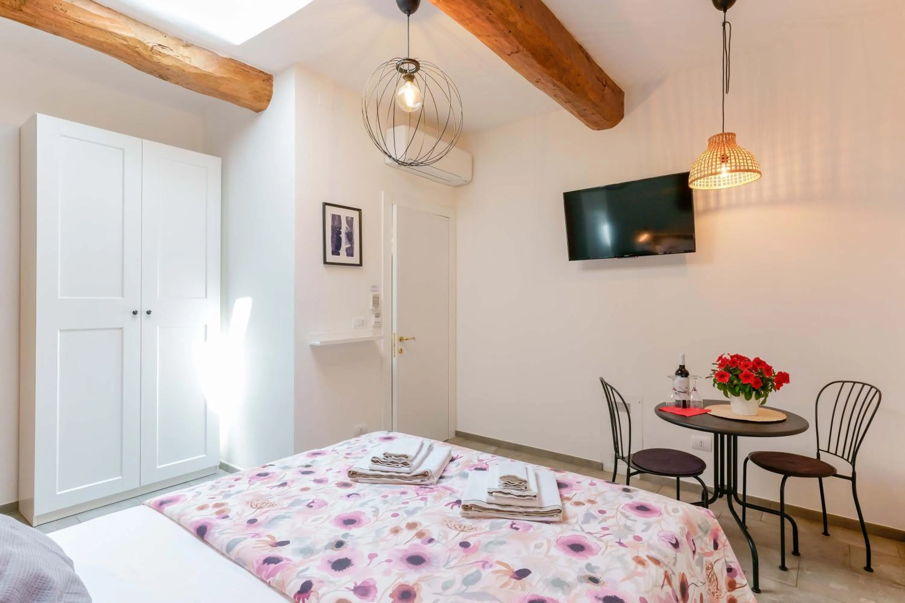 Photo of the whole room, Bed in B&B Il Viaggio Bologna