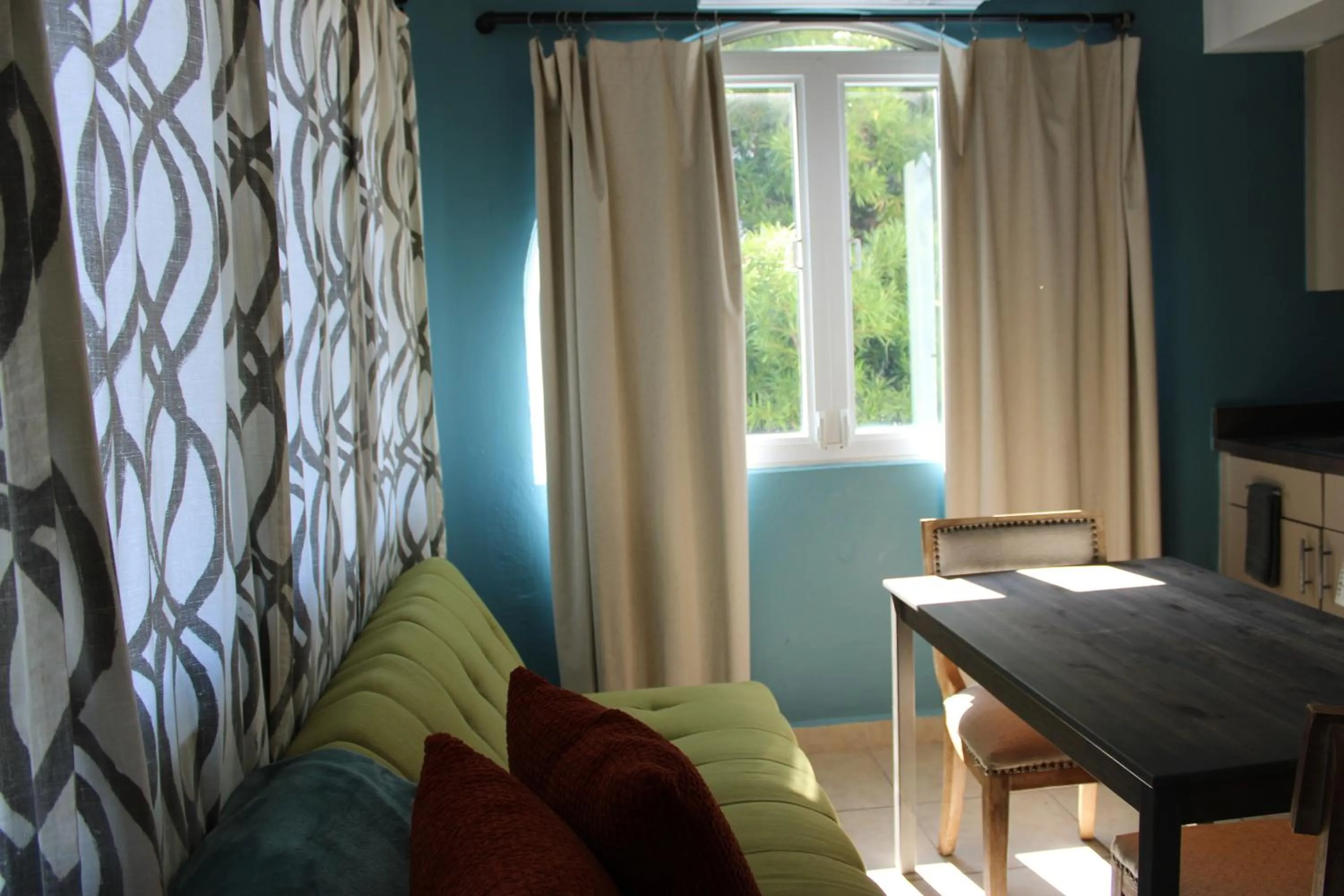 Dining area in Numero Uno Beach Apartments