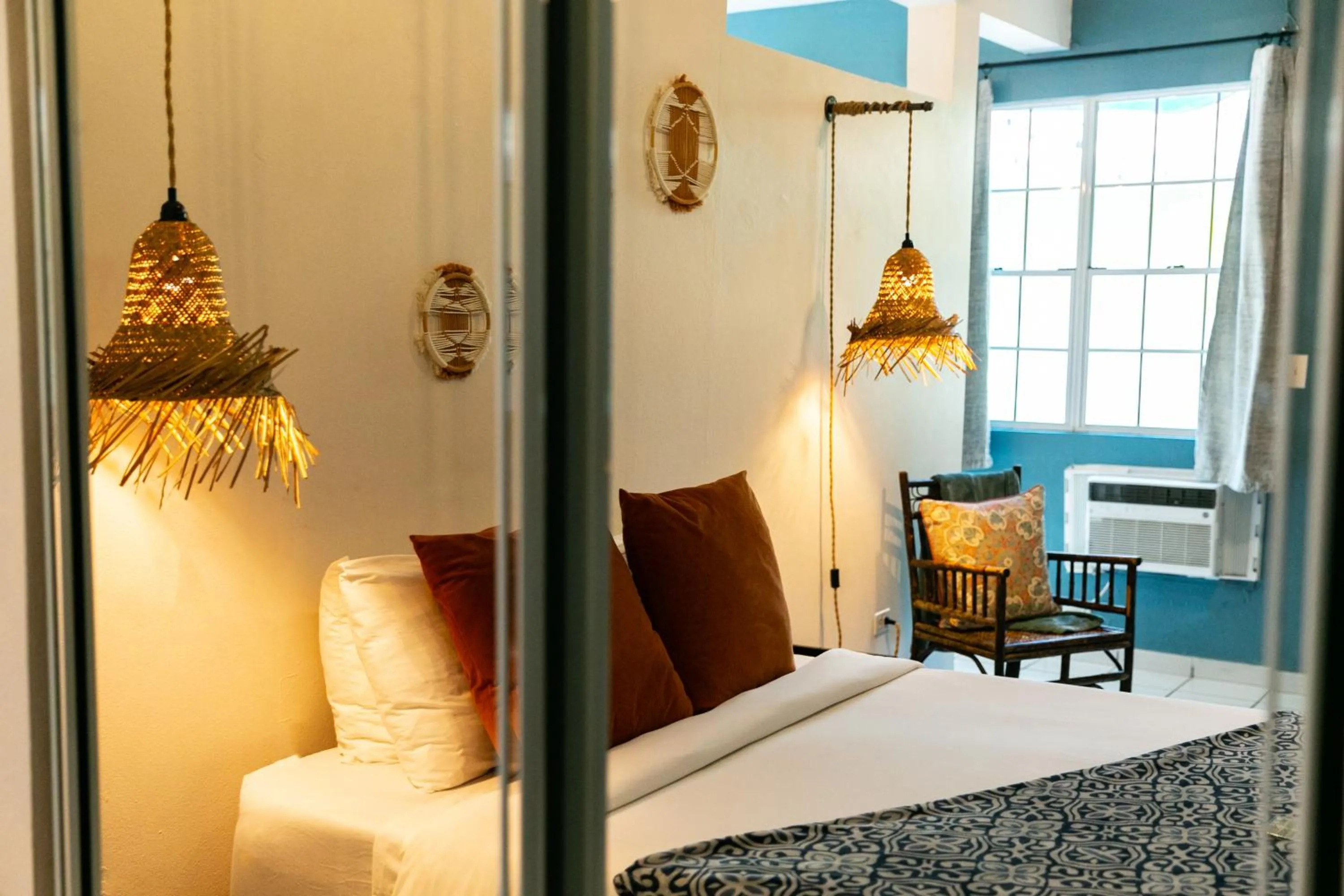 Bed in Numero Uno Beach Apartments