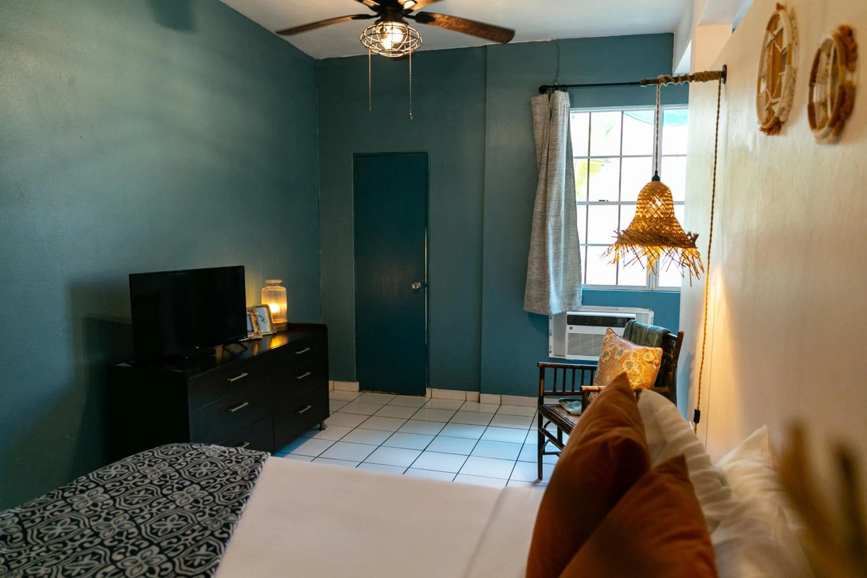 Bed in Numero Uno Beach Apartments