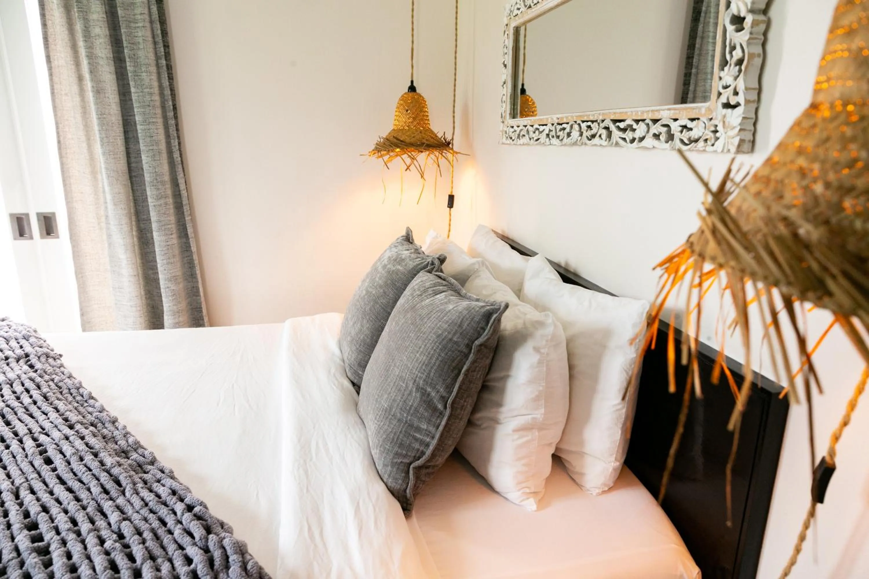 Bed in Numero Uno Beach Apartments