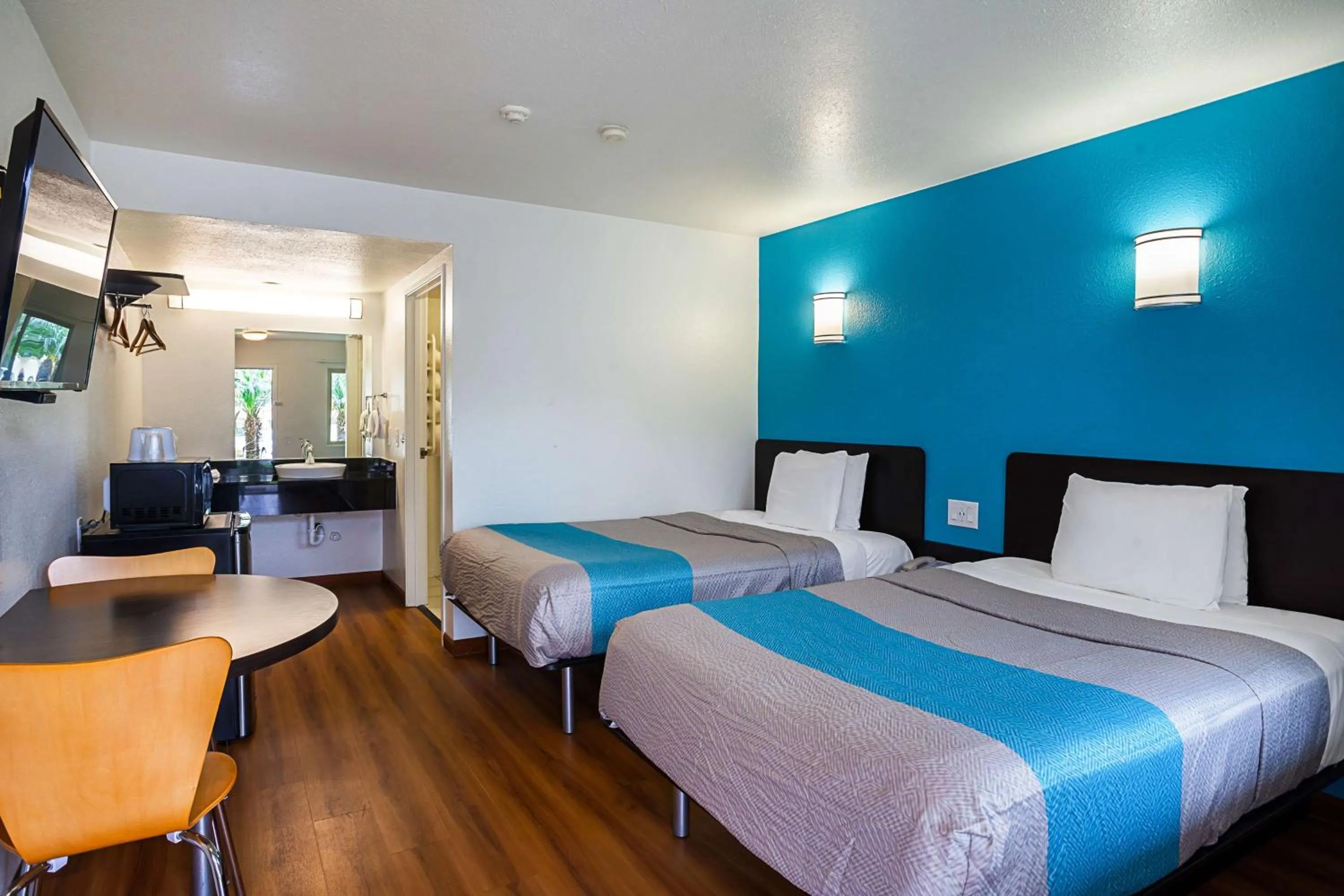 TV and multimedia, Bed in Motel 6-Ventura, CA - Downtown