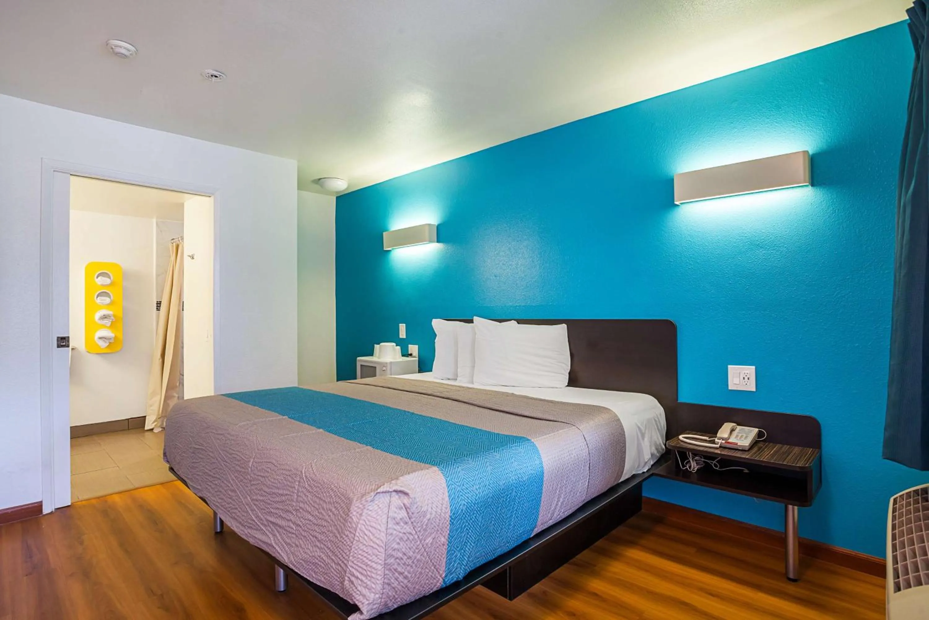 Photo of the whole room, Bed in Motel 6-Ventura, CA - Downtown