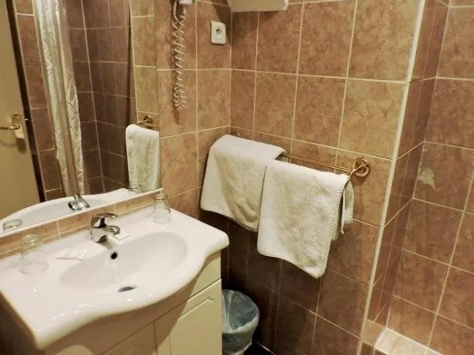Bathroom in Hôtel de l'Aveyron