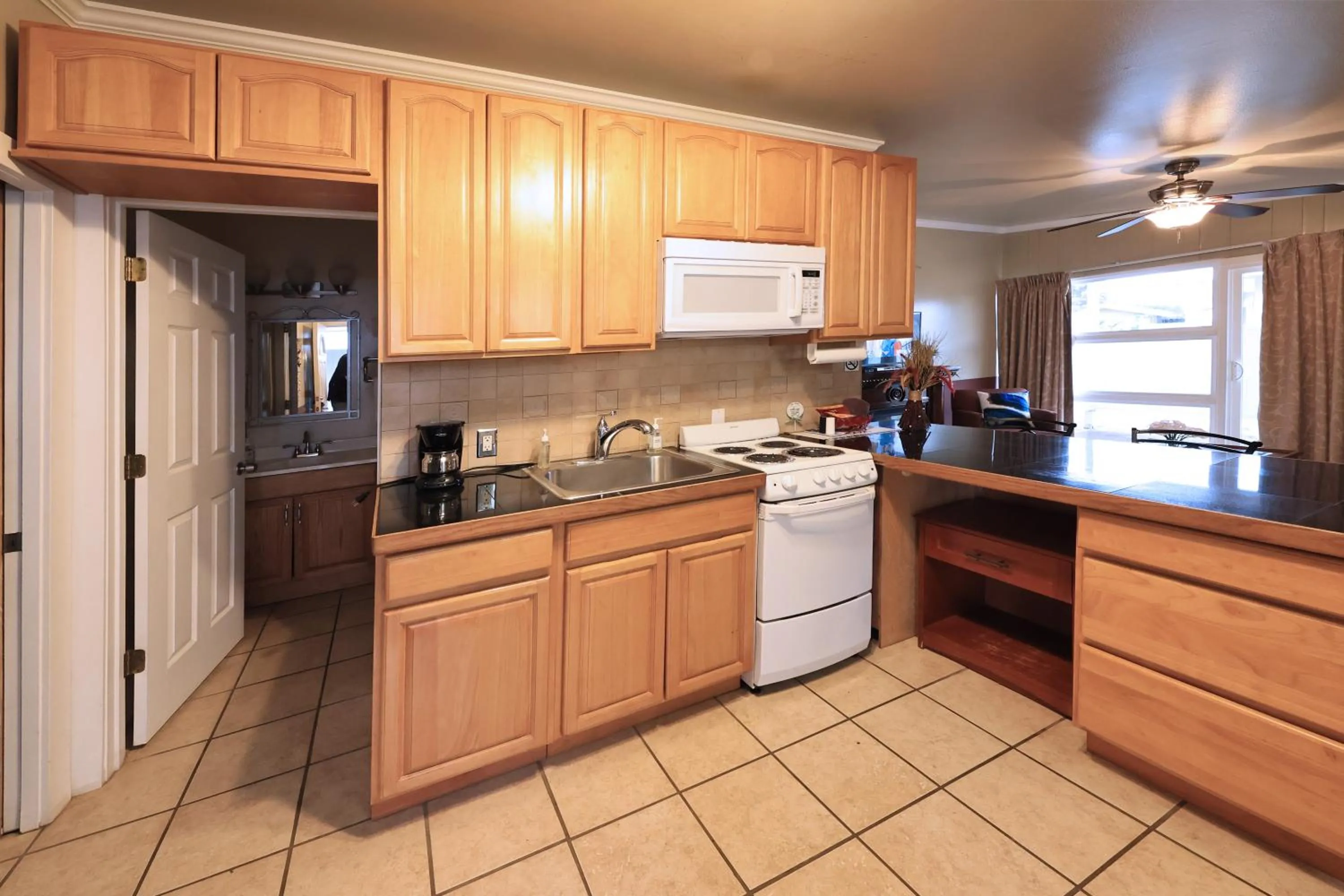 Kitchen or kitchenette in Beachwood Condos & Resort