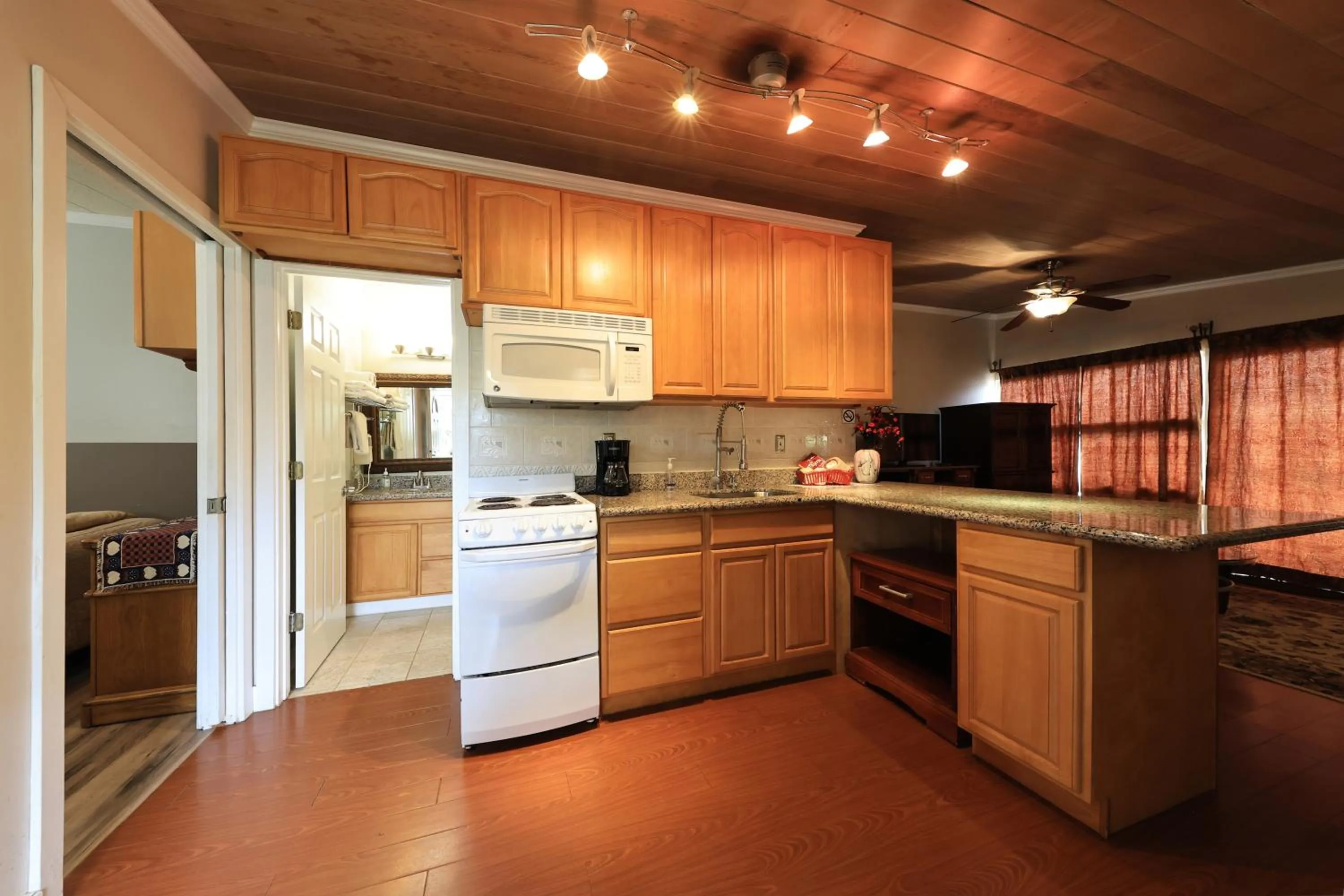 Kitchen or kitchenette in Beachwood Condos & Resort