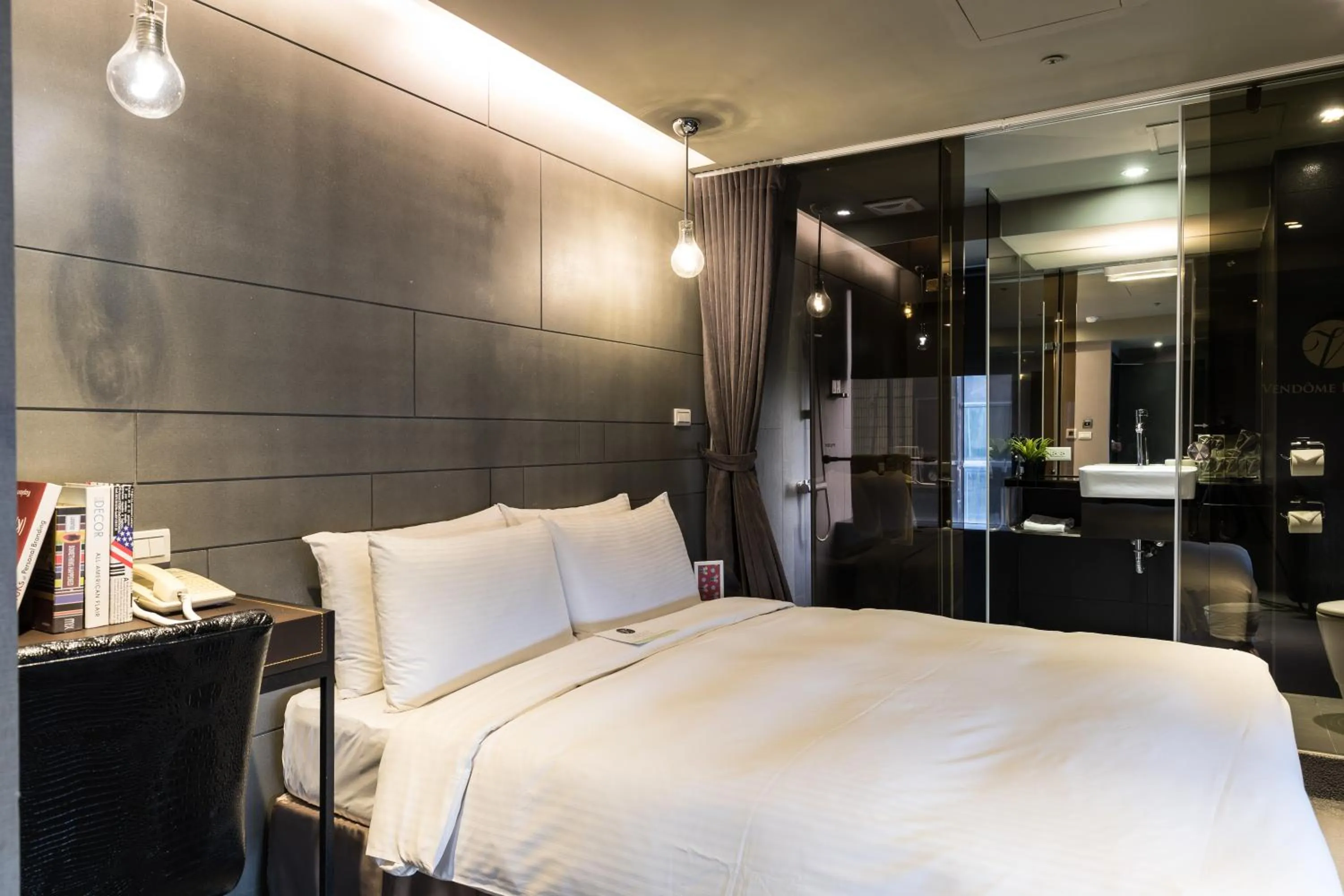 Bed in Vendome East Inn