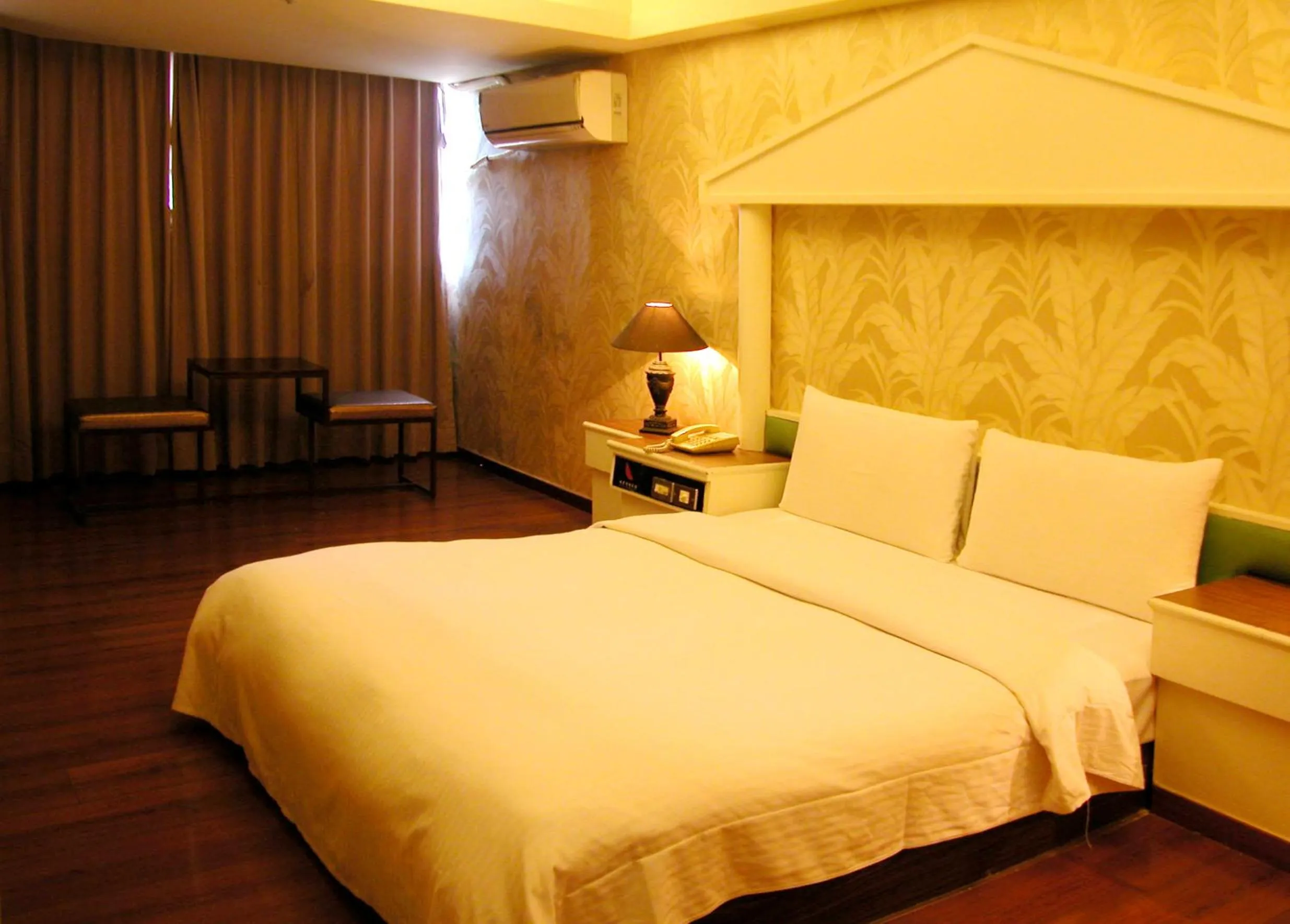 Bed in Zaw Jung Business Hotel