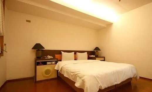 Bed in Zaw Jung Business Hotel