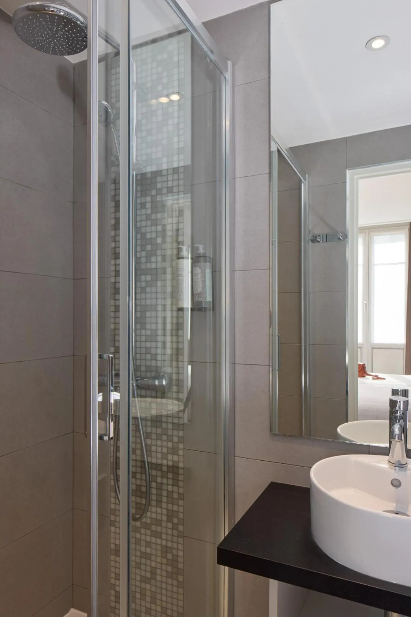 Bathroom in Timhotel Odessa Montparnasse